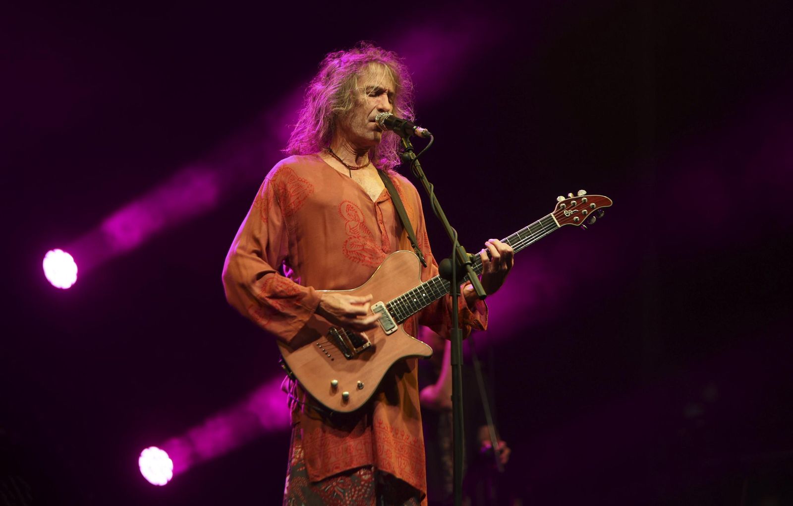 Robe Iniesta (63 años) - Cantante, compositor y fundador de Extremoduro, uno de los grandes símbolos del rock español