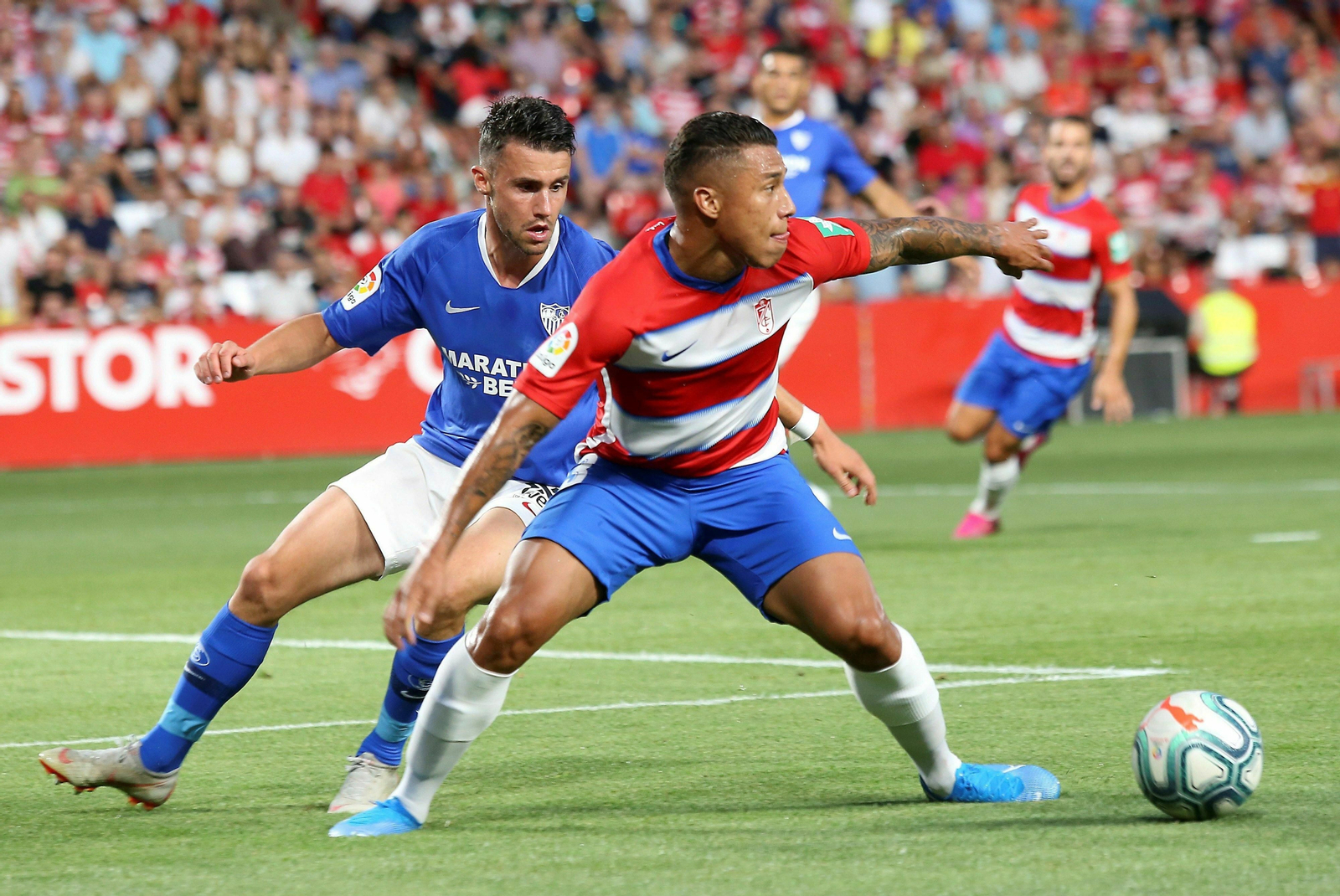 Corchia encima a Machís durante un lance del partido.