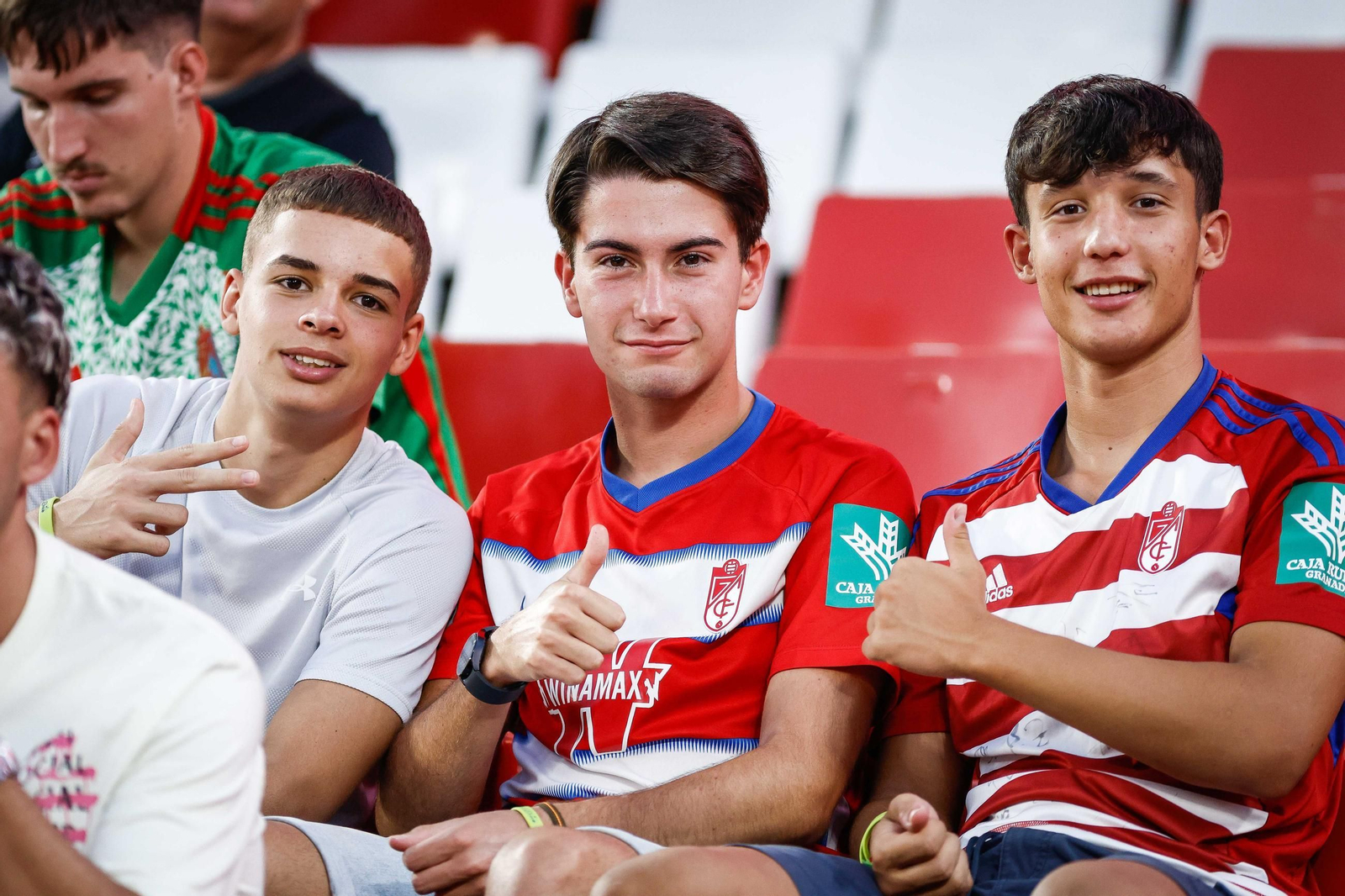 Encuéntrate en la grada de Los Cármenes y en el recibimiento al Granada CF