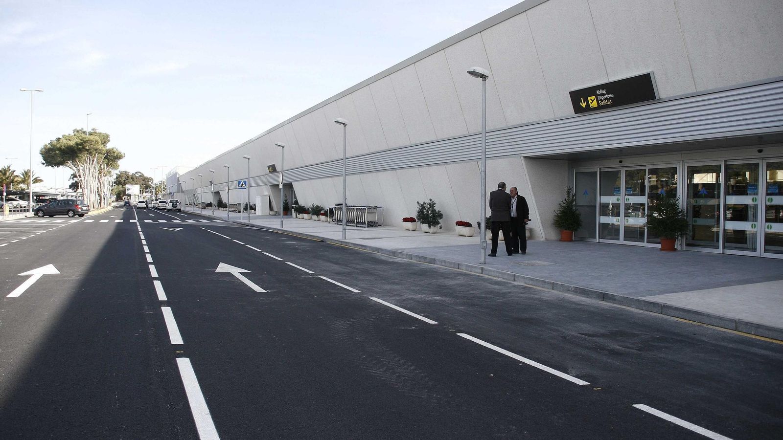 Exterior de la terminal de salidas del aeropuerto de Almería
