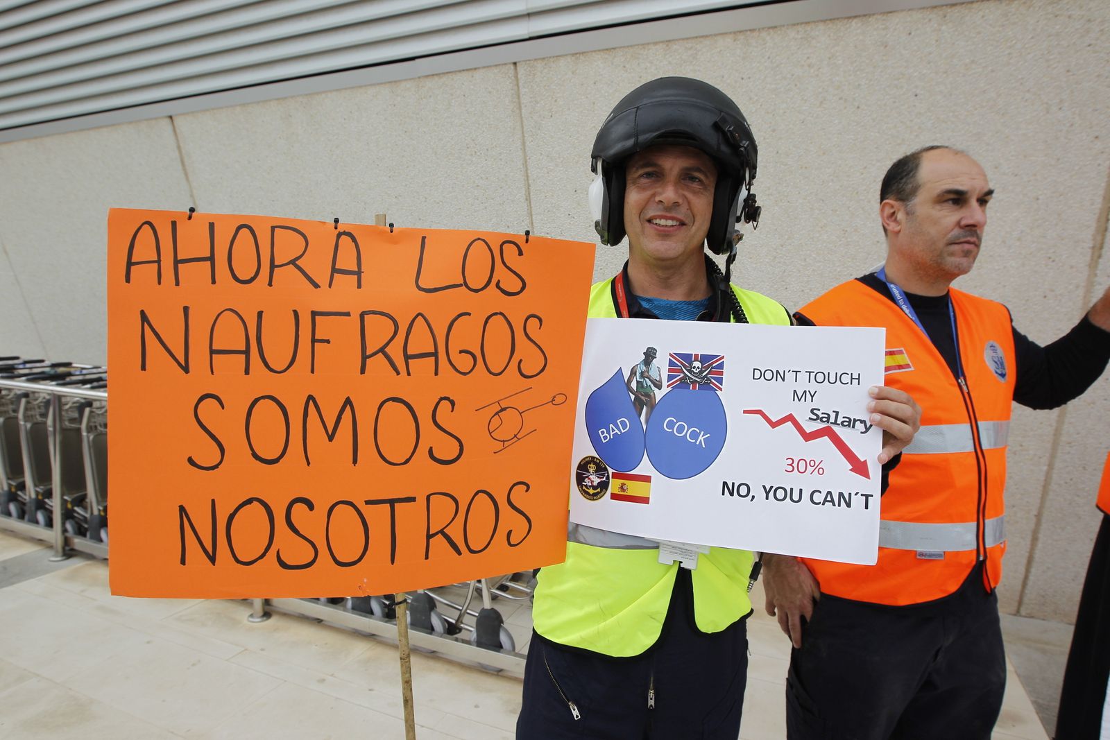 Fotogalería protesta equipo aéreo Salvamento Marítimo en Almería