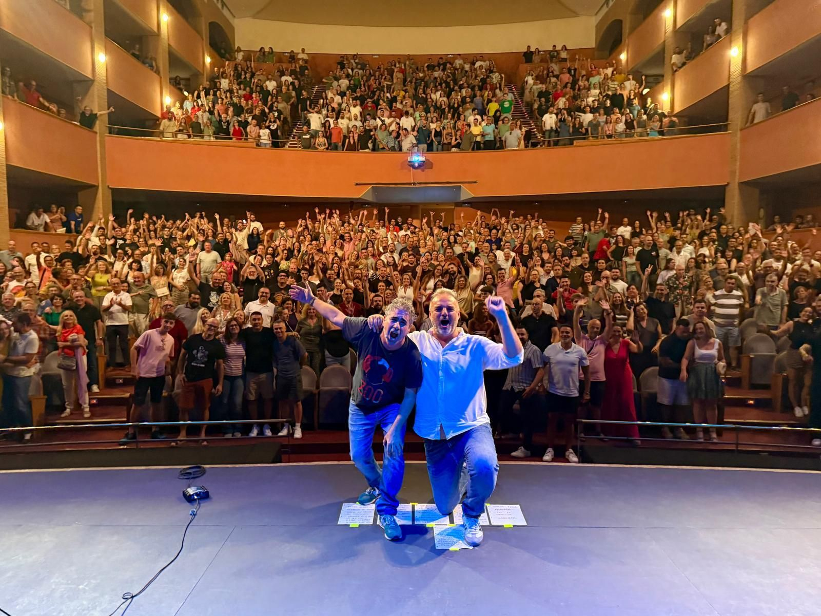 Pepe Céspedes con Paco Calavera en una foto desde el escenario con un Auditorio repleto de público.