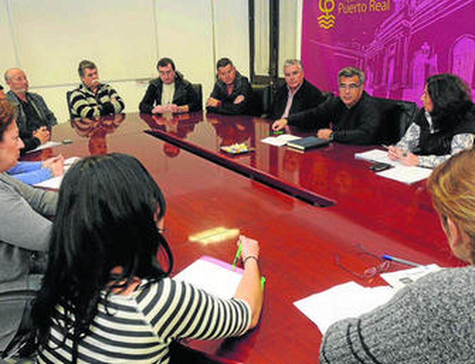 El comité de empresa de Navantia en la reunión de ayer con los portavoces de los partidos de Puerto Real.