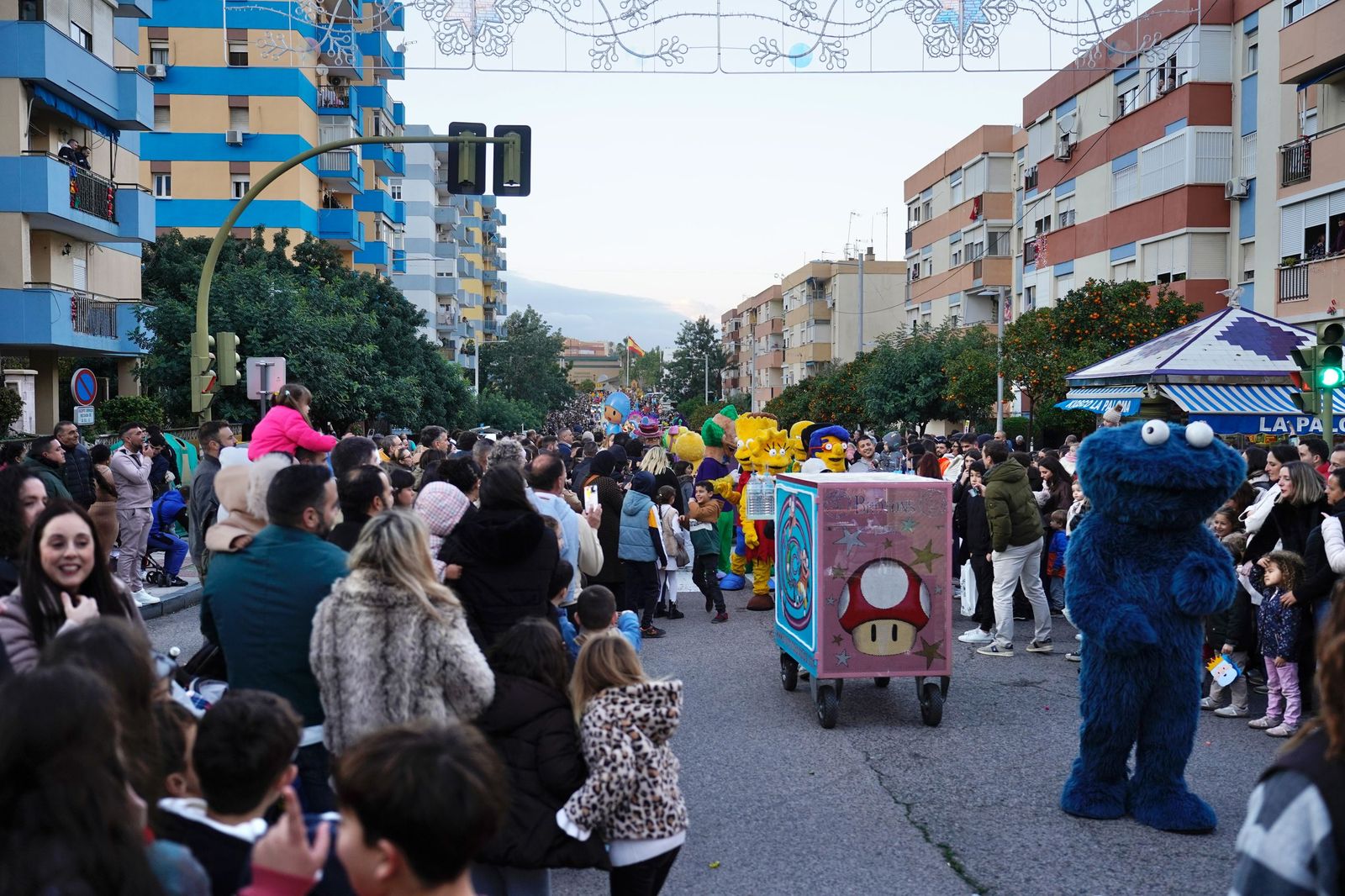 Búscate en las fotos de la cabalgata de Reyes Magos 2026 en Algeciras