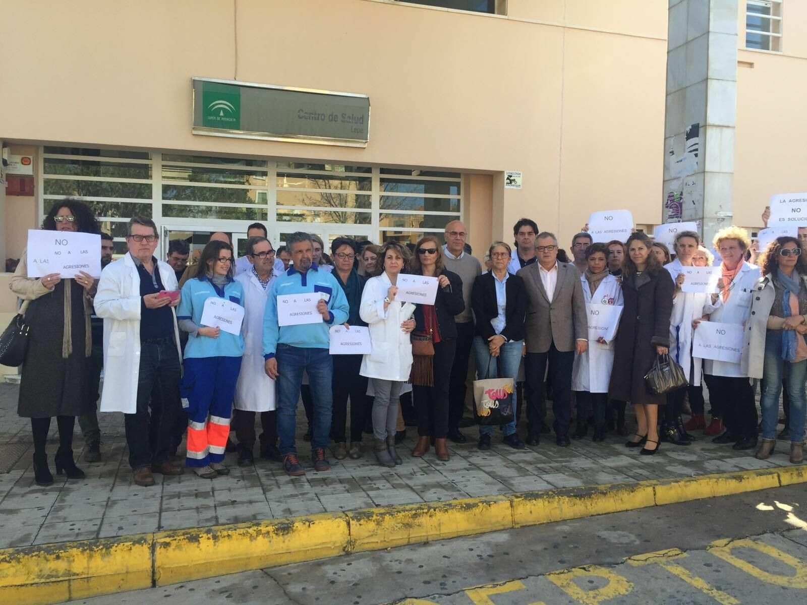 Connetración de protesta por una agresión a un sanitraio.