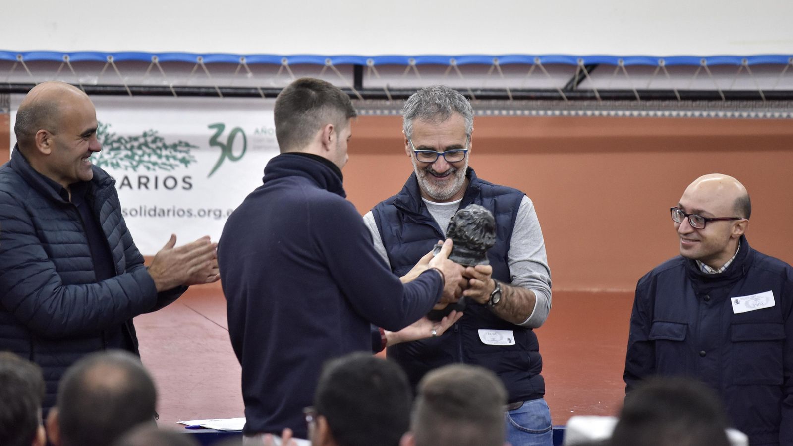 Uno de los internos entrega el Goya a Javier Fesser y Jesús Vidal.