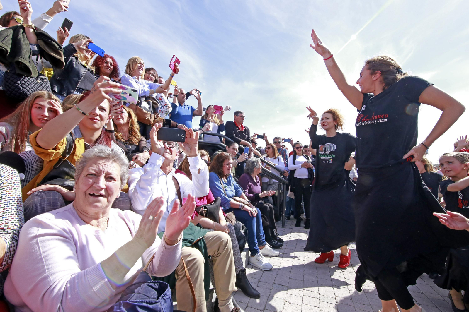Himno Andaluz a guitarra y flashmob flamenco por el día de Andalucía