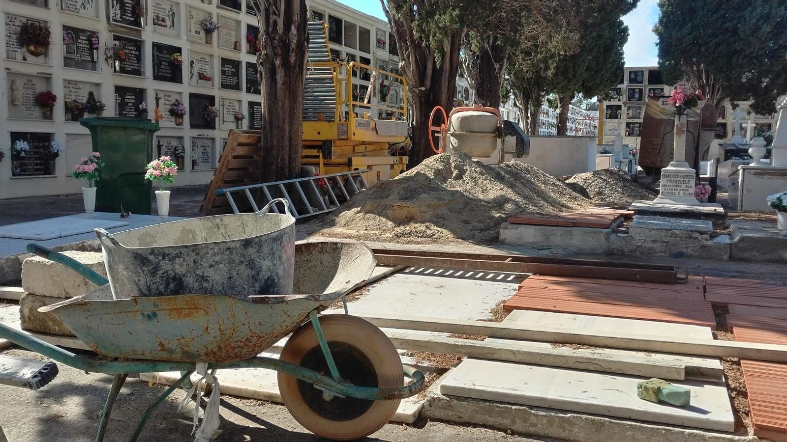 Los materiales de las obras en marcha coinciden estos días con las visitas al camposanto.