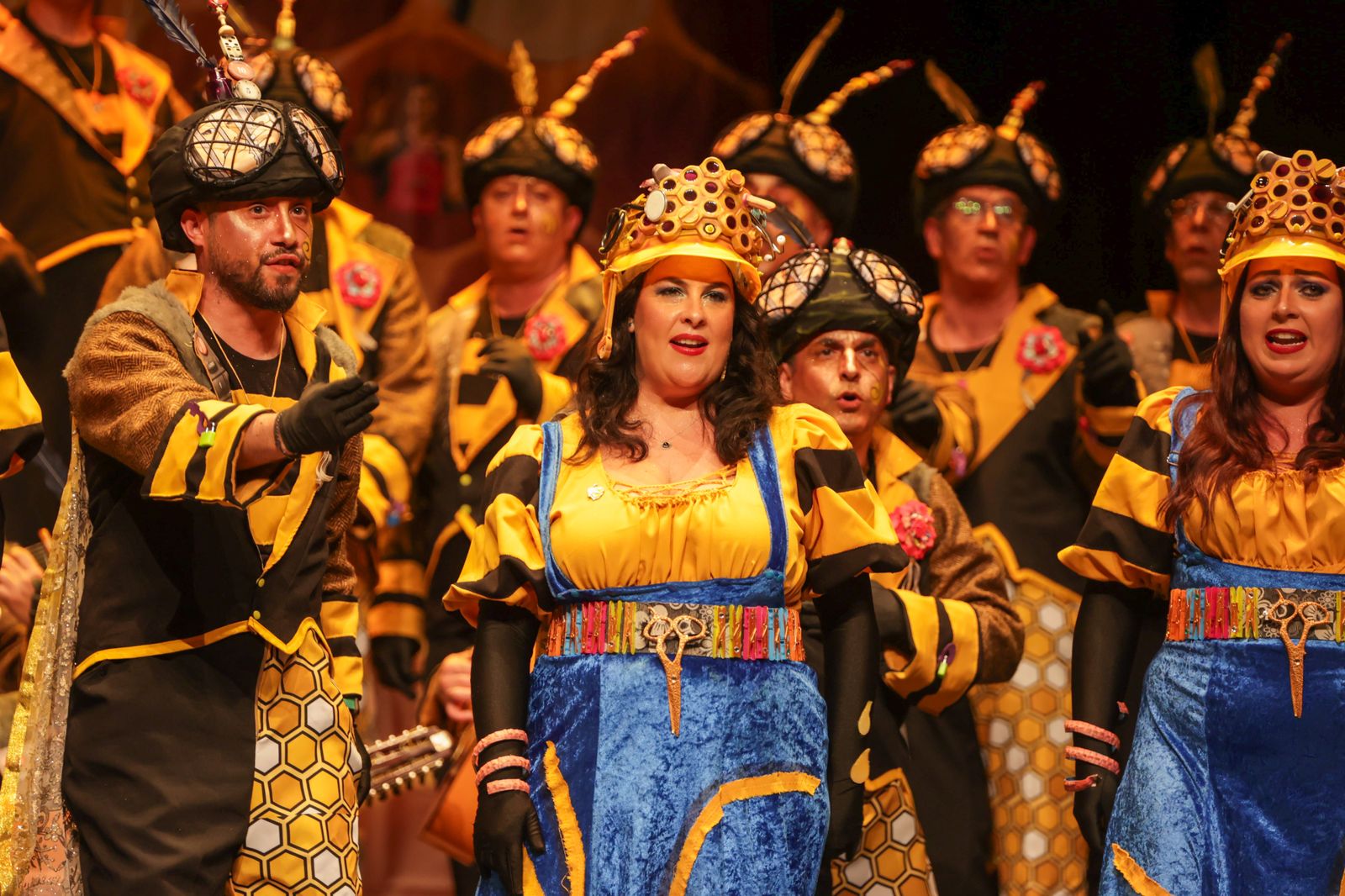 Imágenes de la actuación del coro de Huelva "La Rendición de los Bribones" en el Carnaval Colombino