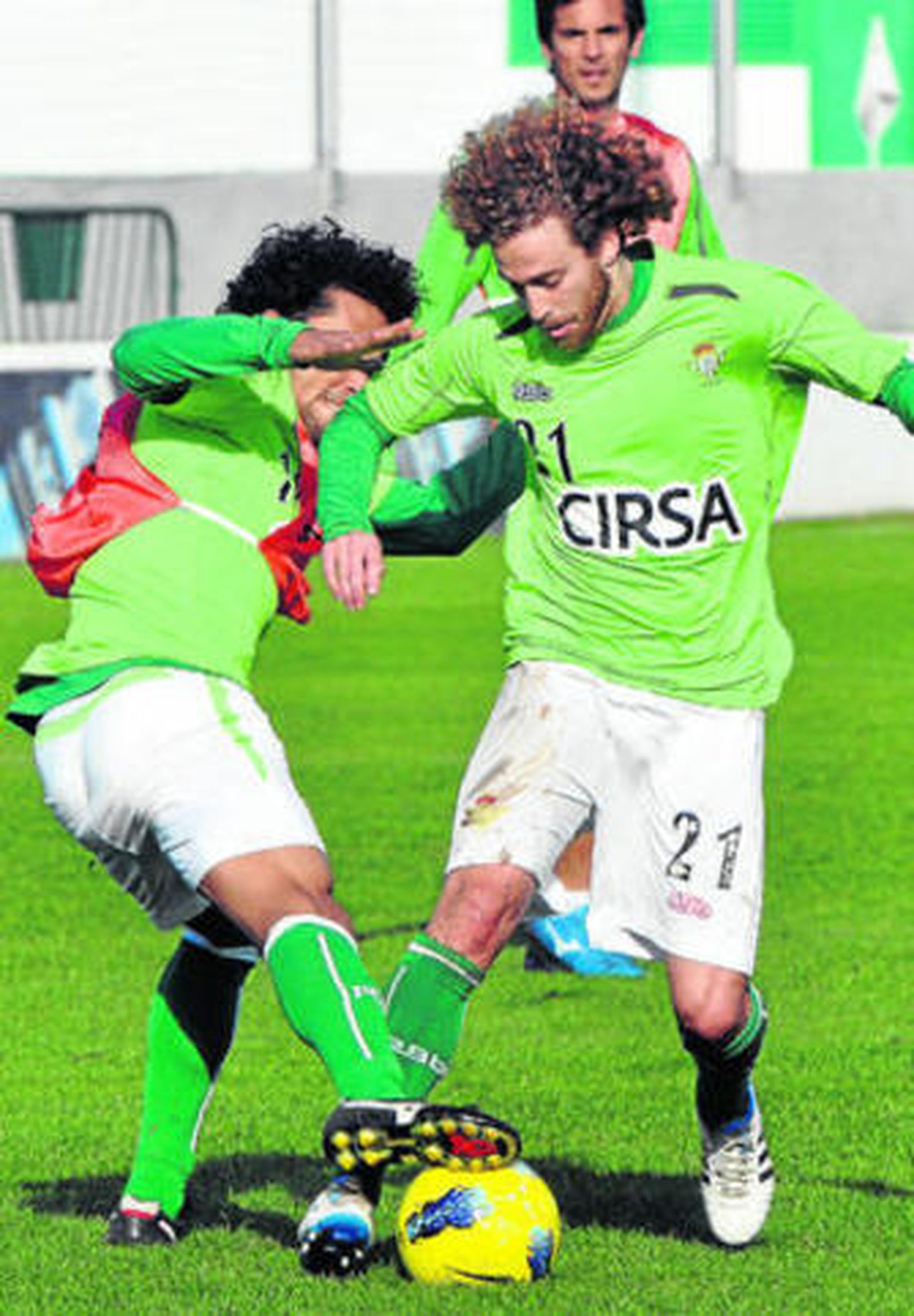 Cañas disputa el balón con Iriney en el entrenamiento del equipo.