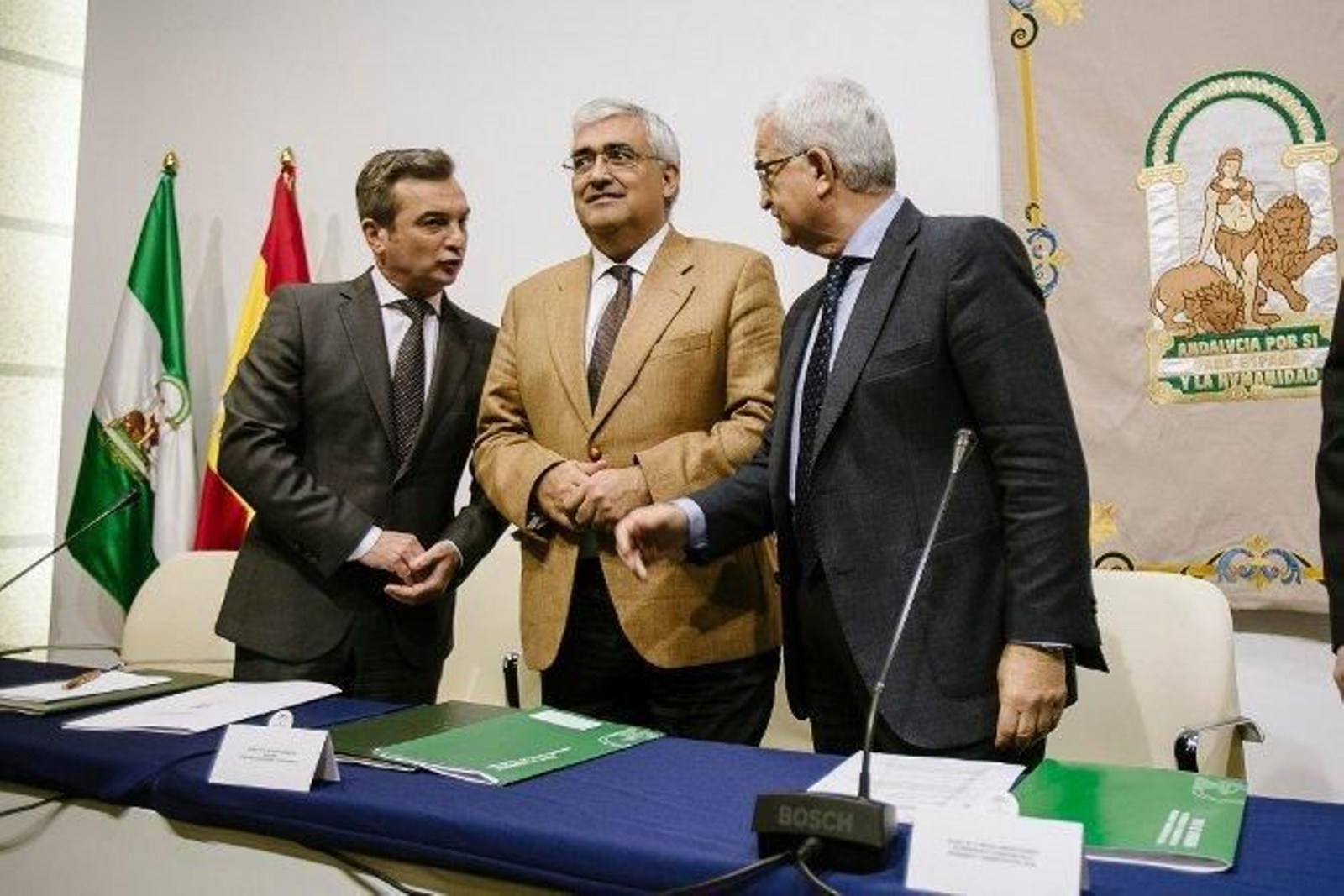 Un momento previo a la firma del convenio.