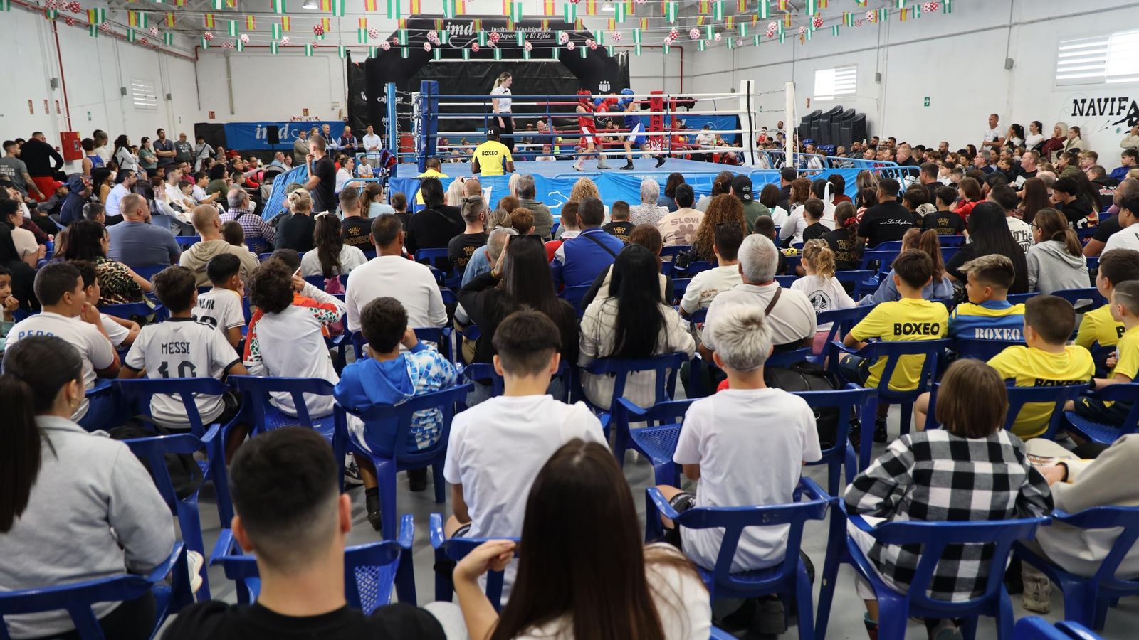 Gran expectación durante uno de los combates disputados en el Centro Cultural de Santa María del Águila.
