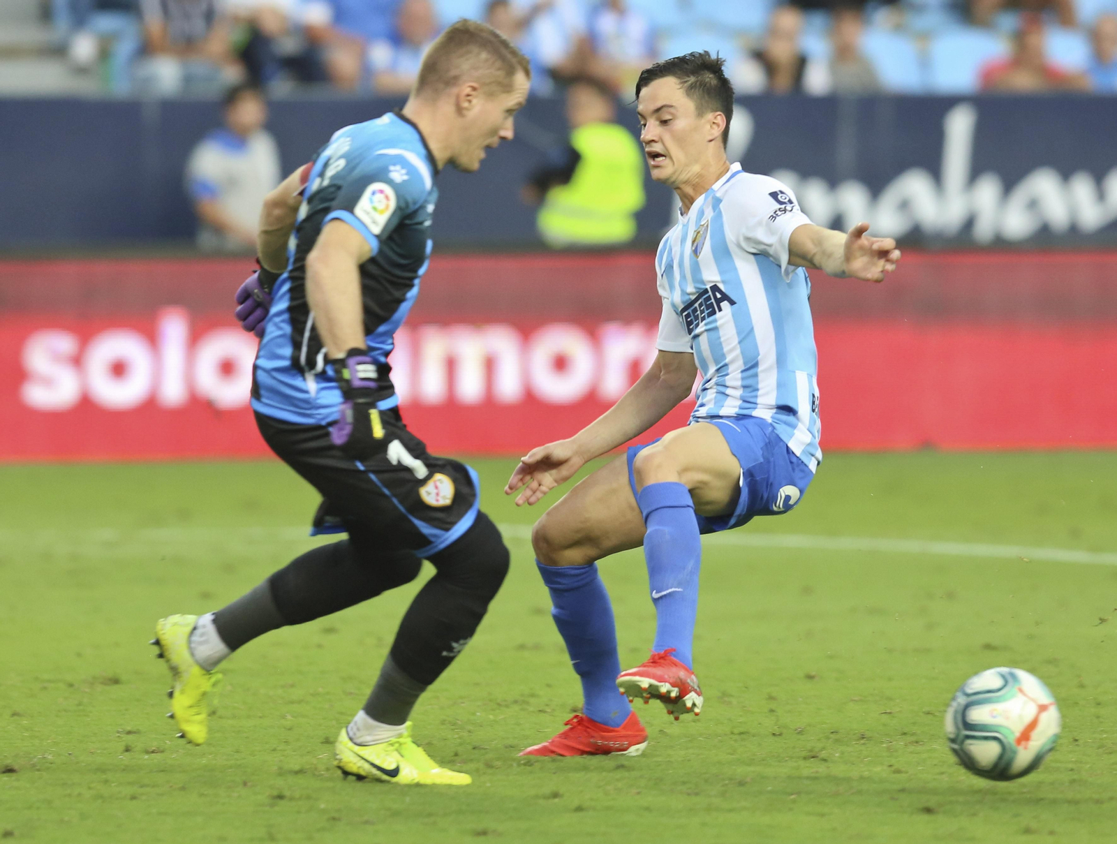 Juanpi presiona al portero del Rayo Vallecano.