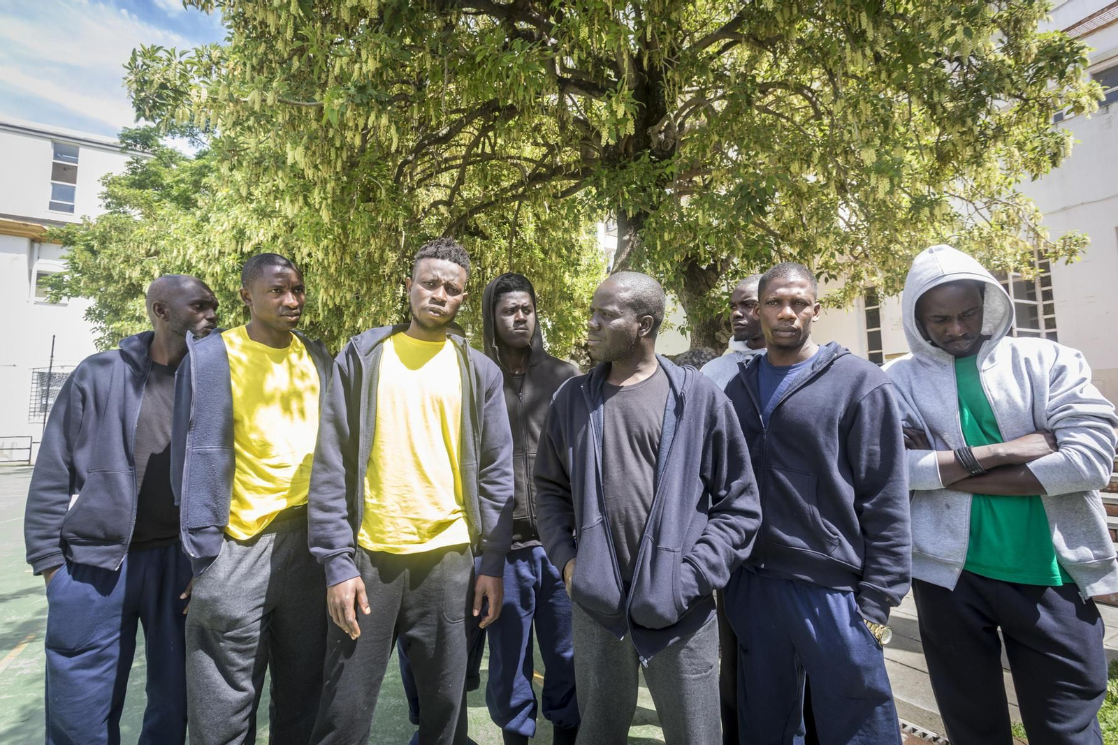 Algunos de los jóvenes migrantes, en las pistas deportivas del centro Cardijn. Algunos de los jóvenes migrantes, en las pistas deportivas del centro Cardijn.