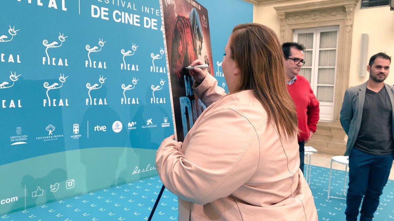 La actriz Itziar Castro firmó el cartel de la película 'Matar a Dios'.