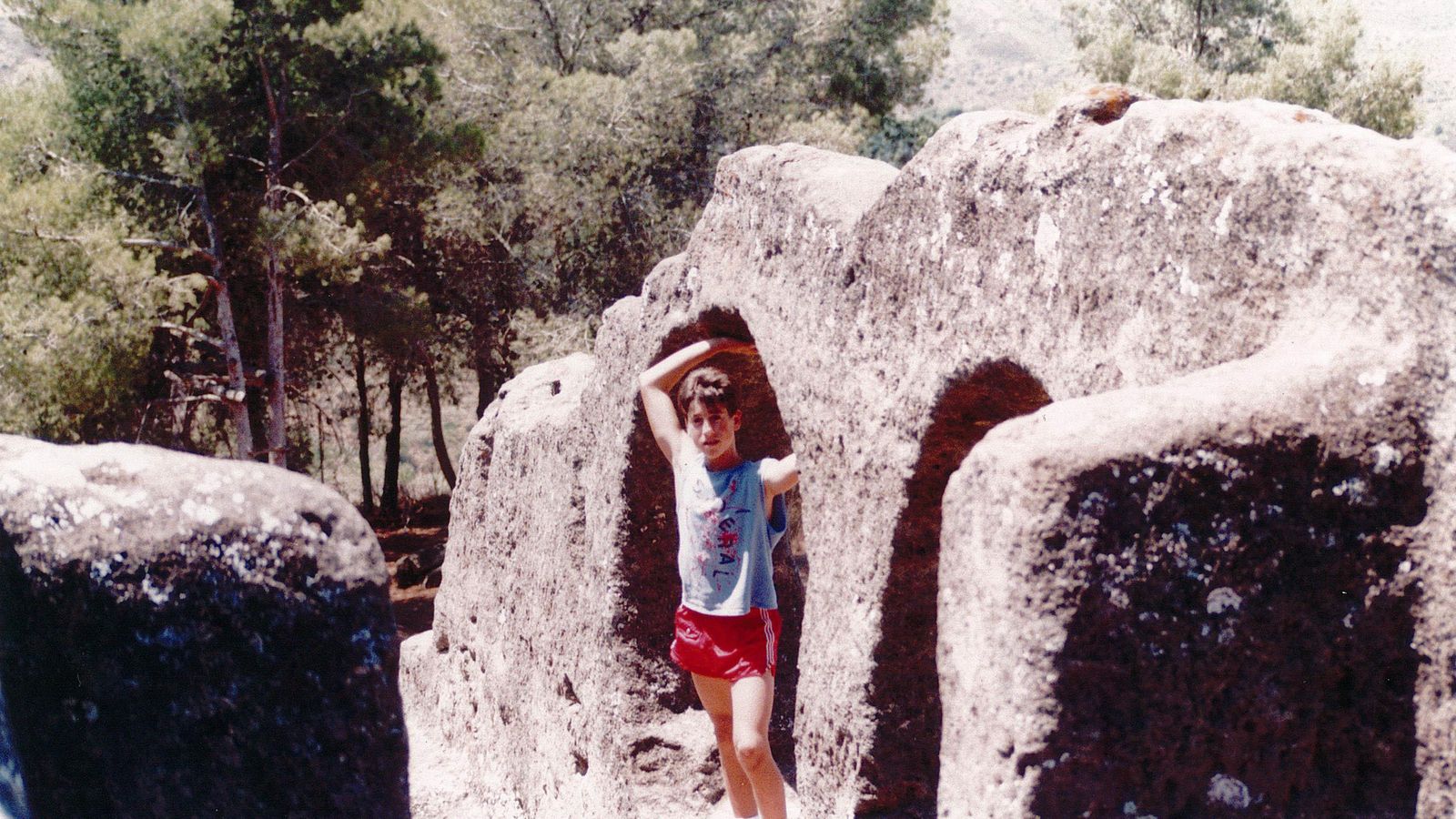 De niño en las mismas ruinas. De niño en las mismas ruinas.
