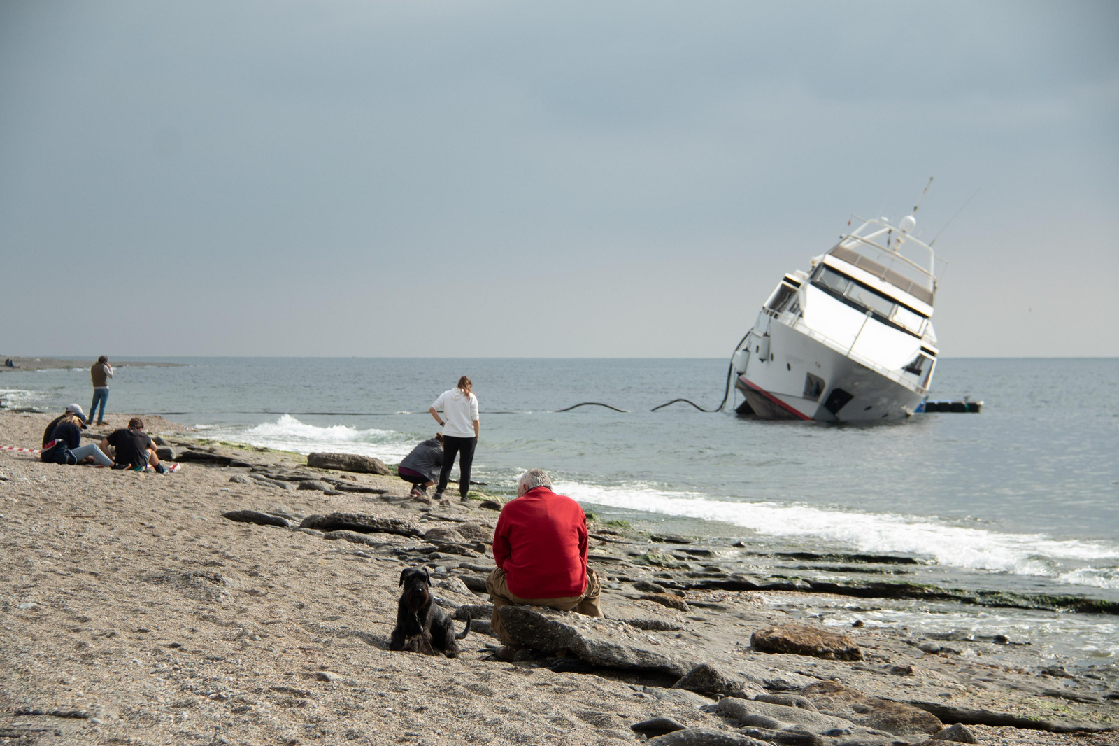 La expectación del yate encallado en Carchuna