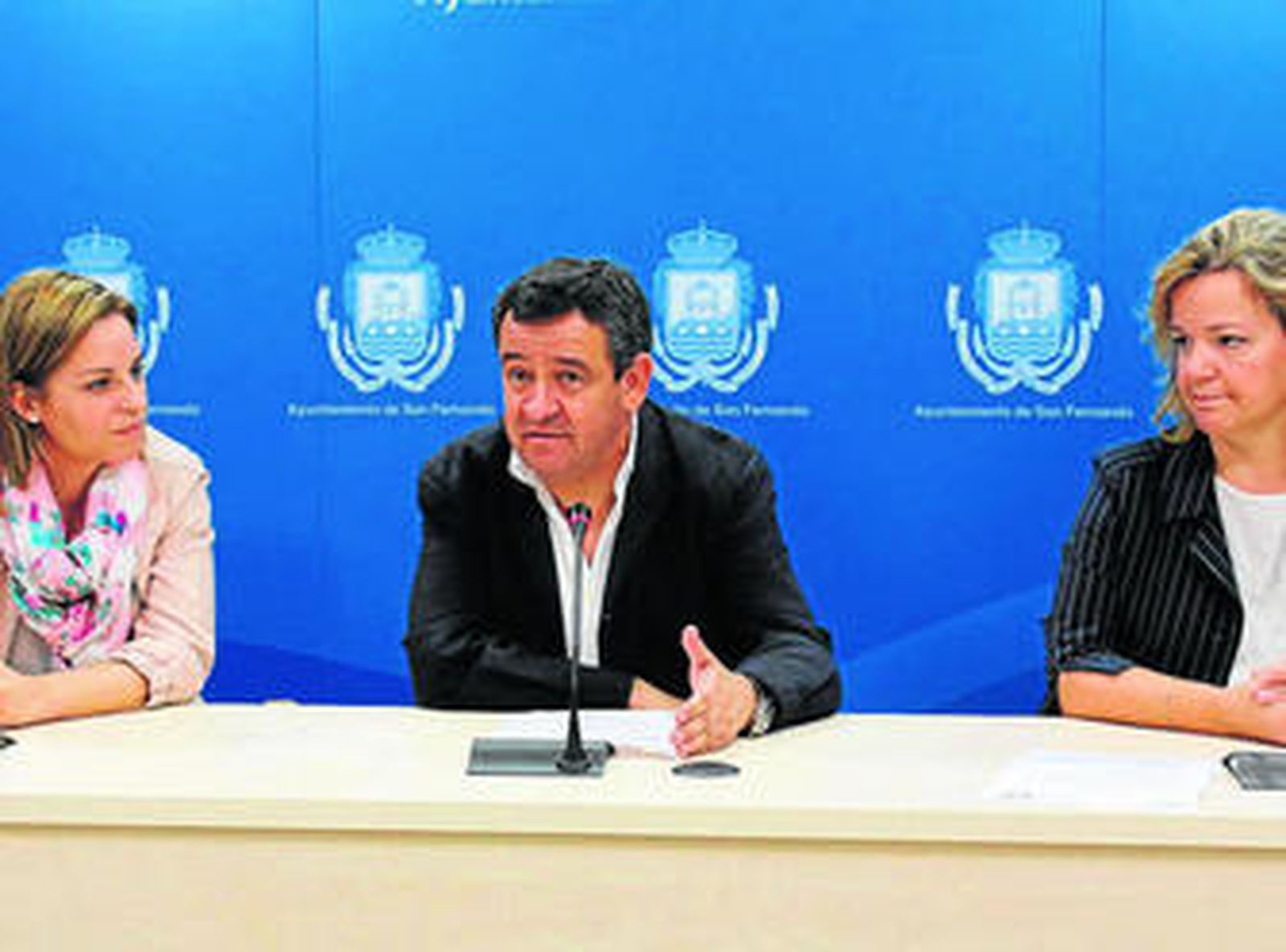 Loaiza, en el centro, acompañado de De Alba (derecha) y de María Antonia Cobo Ocaña (izquierda).