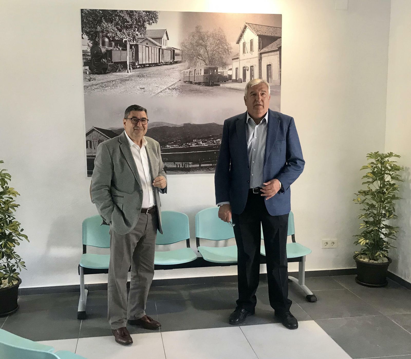 Visita del alcalde y el concejal de Transportes al edificio.