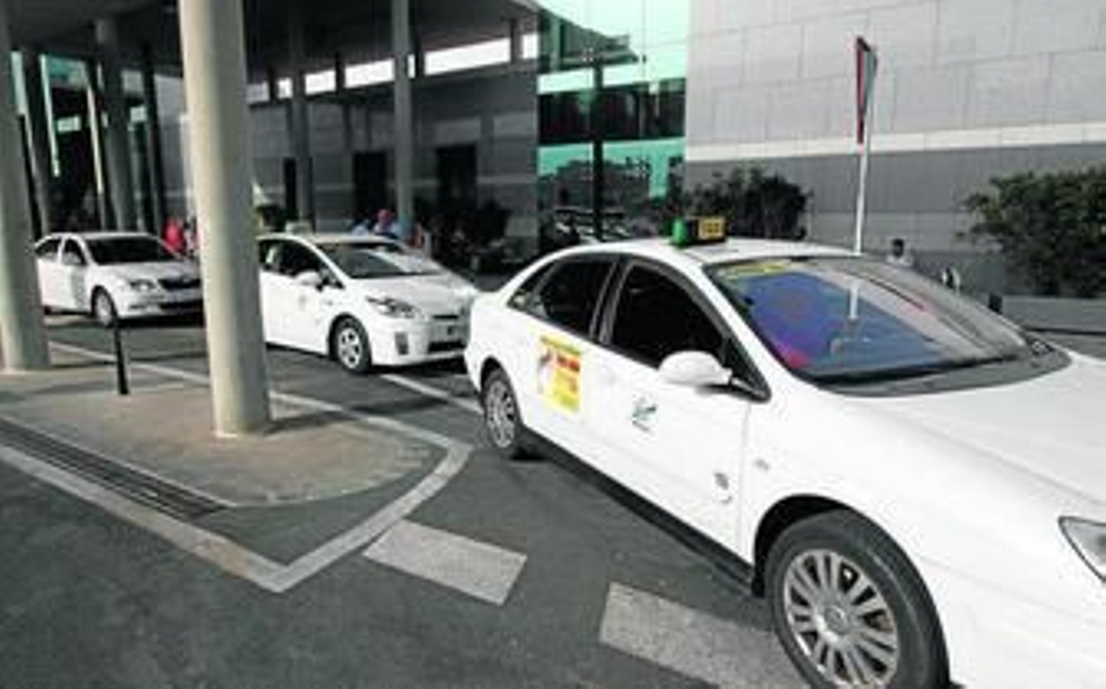 Taxis estacionados en la estación marítima del puerto de Algeciras.