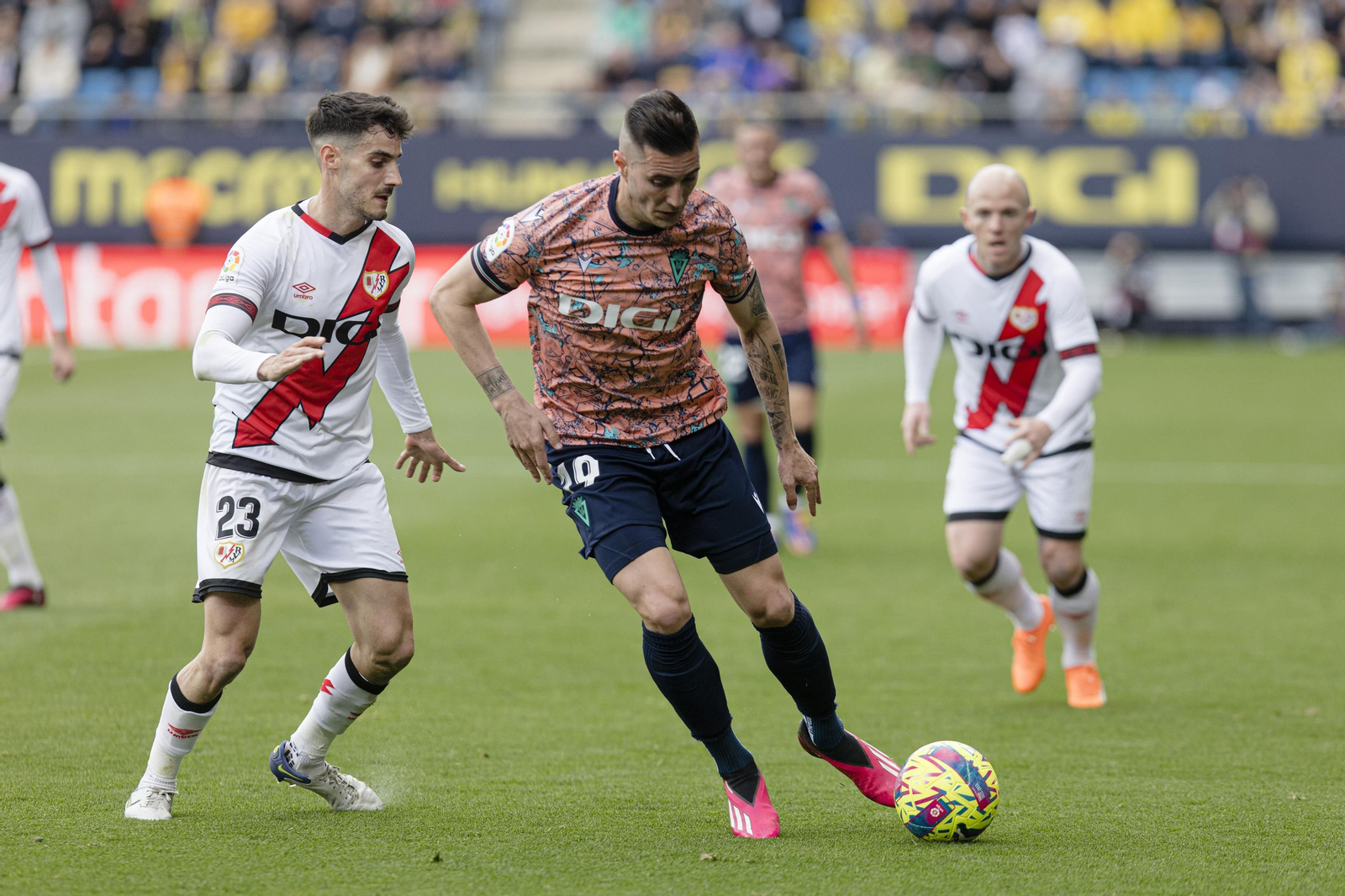 Las imágenes del partido entre el Cádiz C.F. y el Rayo Vallecano