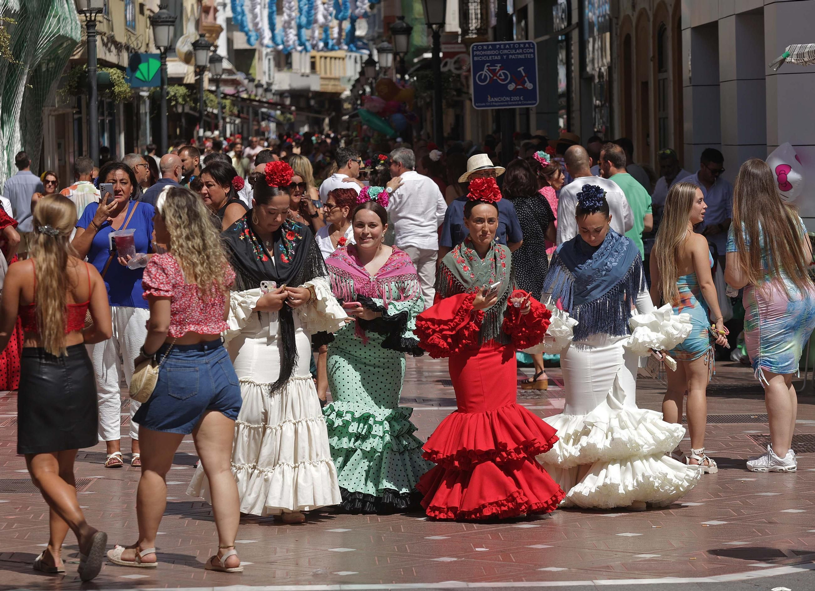 Búscate en las fotos del Domingo Rociero de la Feria de La Línea 2025