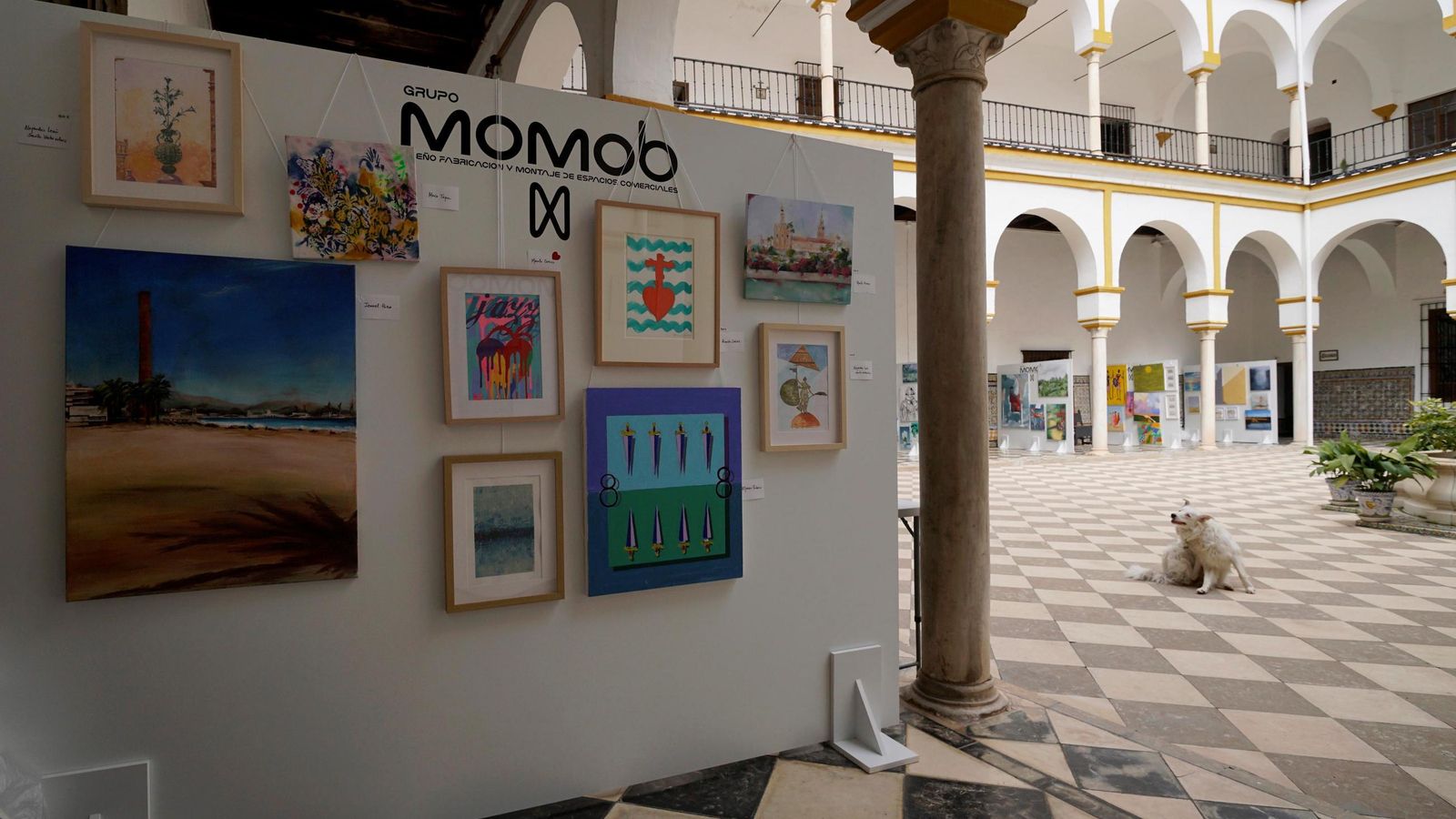 Algunas de las piezas expuestas tienen autoría de Manolo Cuervo, María Tapia y Ricardo Suárez.