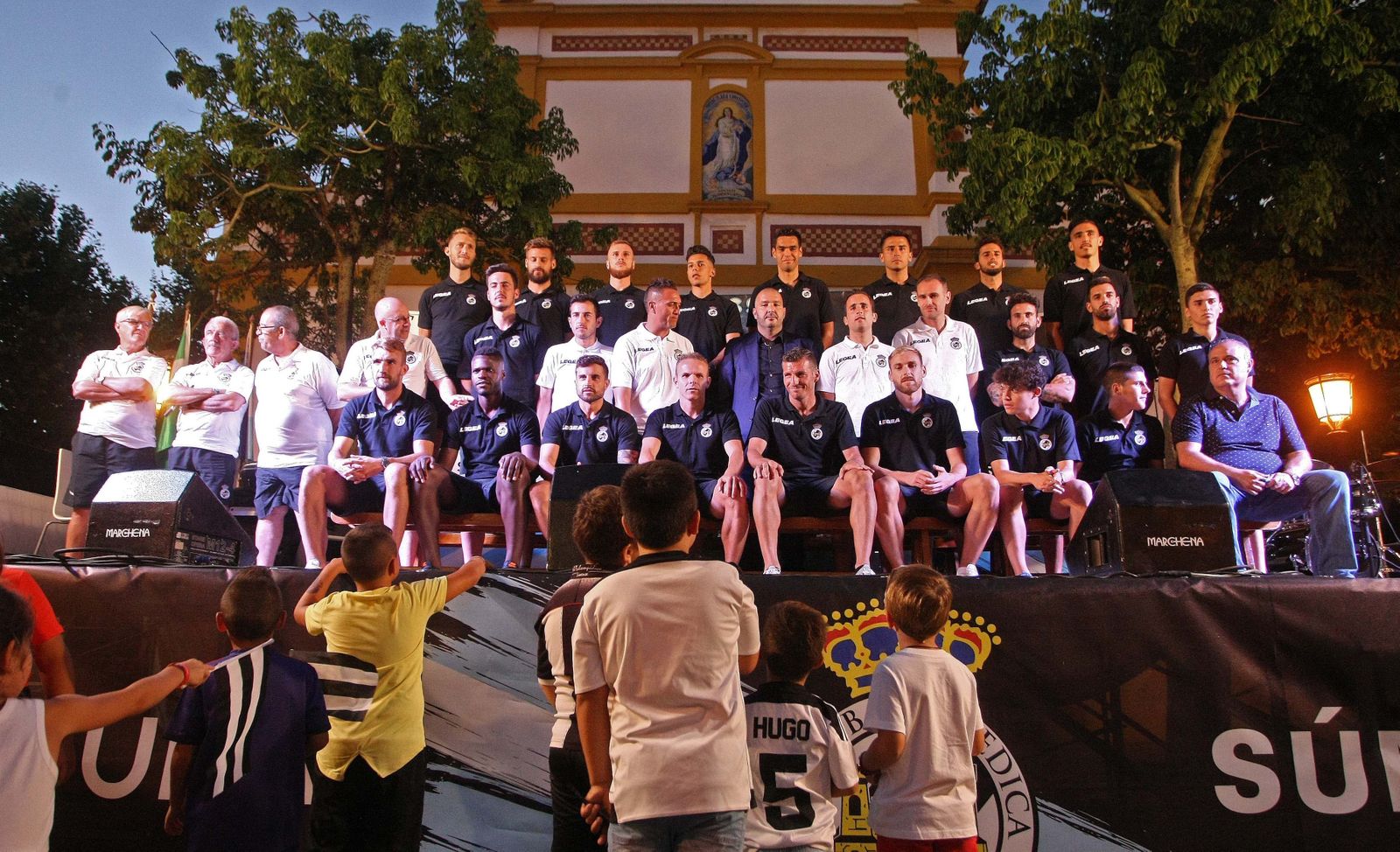 La plantilla de la Balona de la temporada 2018/19, ayer en el escenario de la Plaza de la Iglesia.