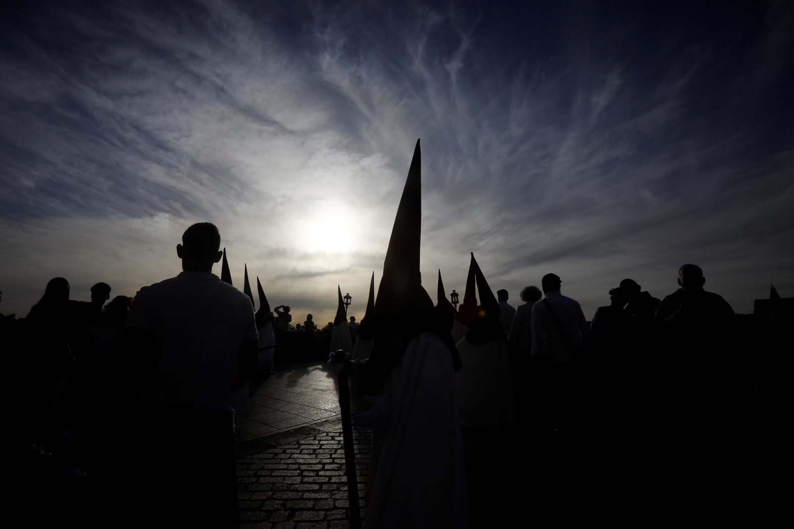 Lunes Santo en Córdoba: la procesión de Vera-Cruz, en imágenes