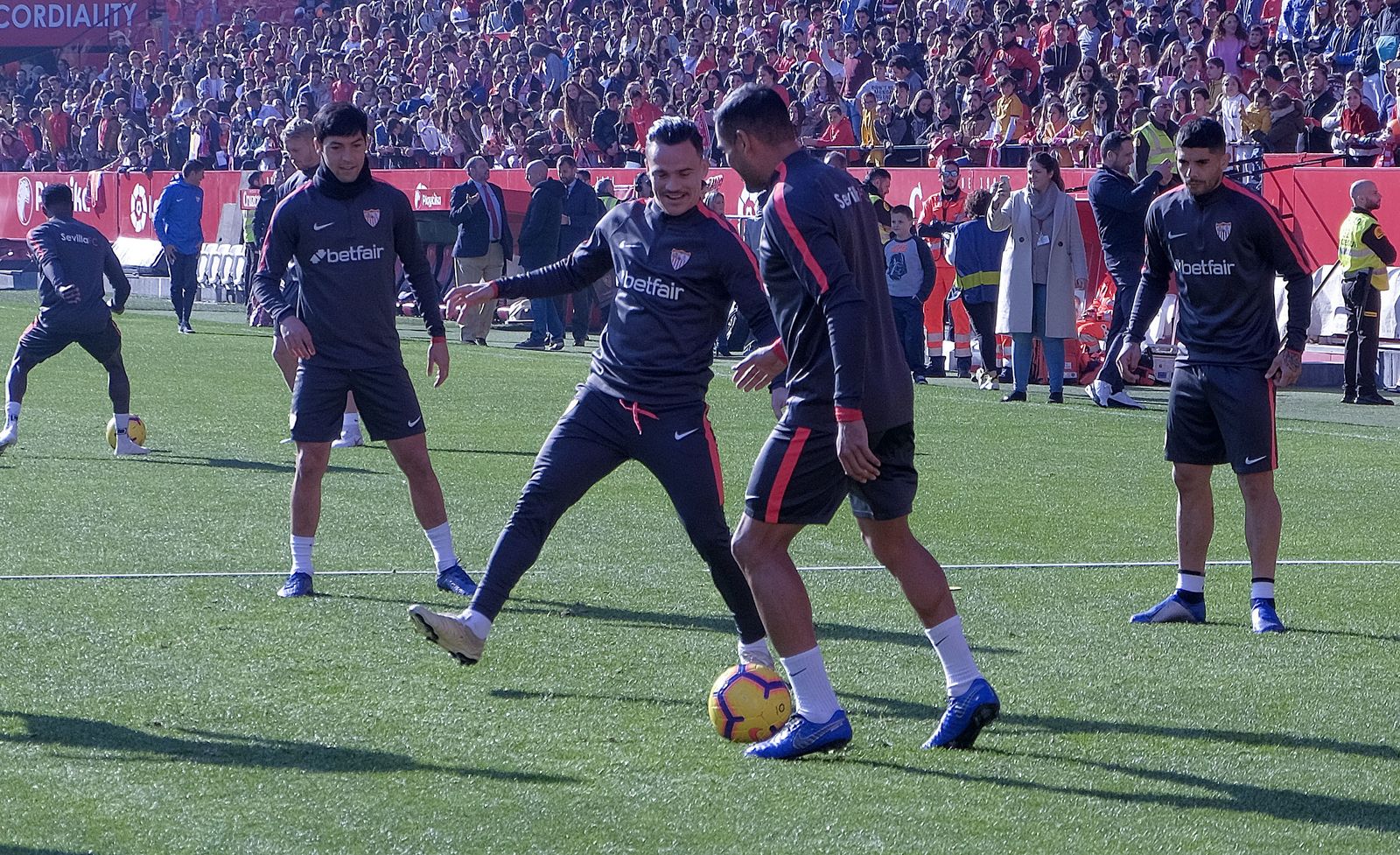 Multitudinario entrenamiento a puerta abierta del Sevilla en el Sánchez-Pizjuán