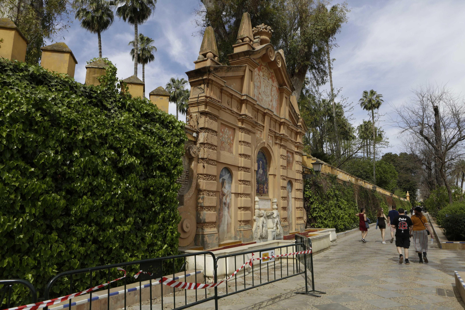 La fuente de Catalina de Ribera y la muralla del Alcázar en el paseo que lleva su nombre.