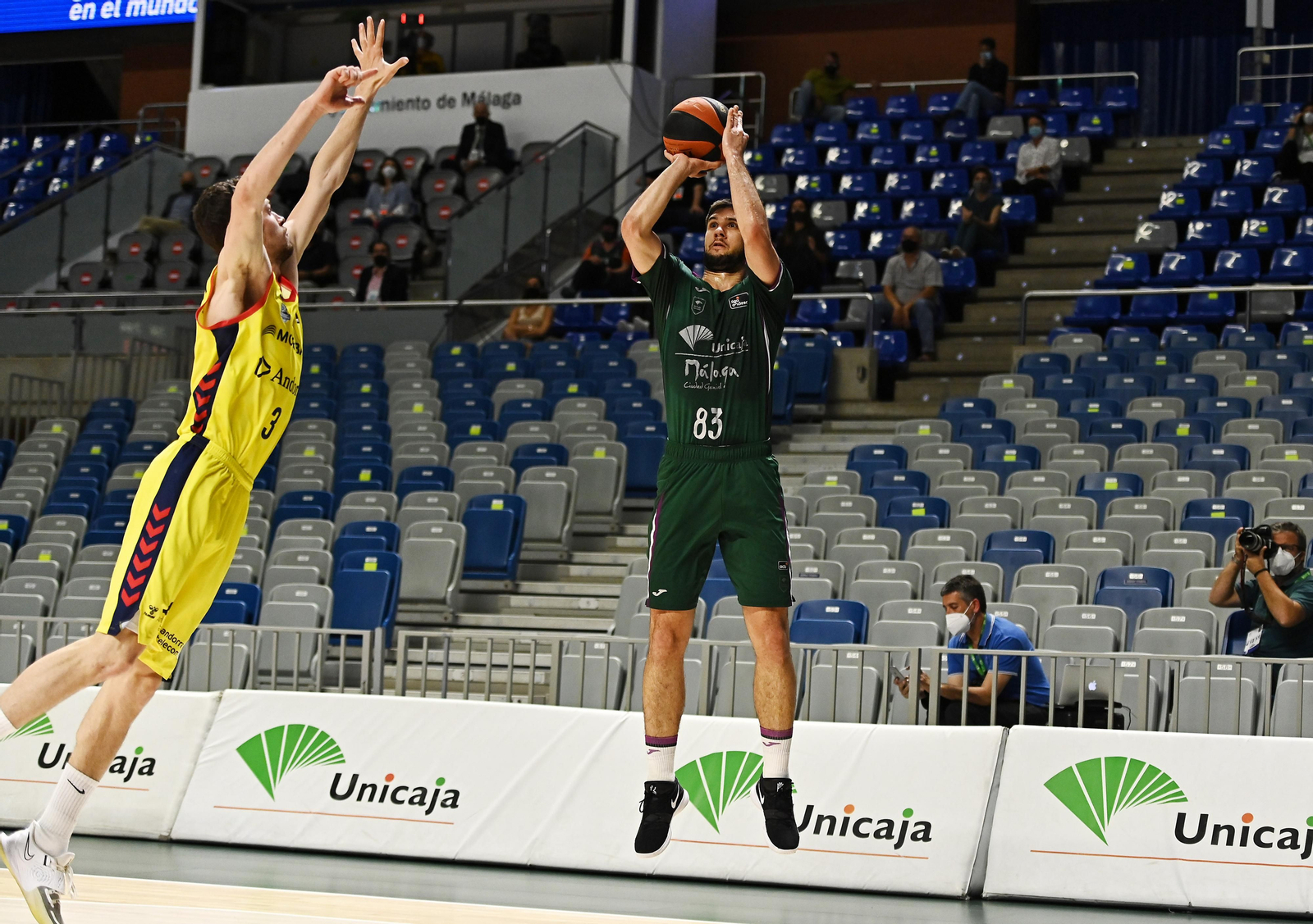Axel Bouteille lanza a canasta.
