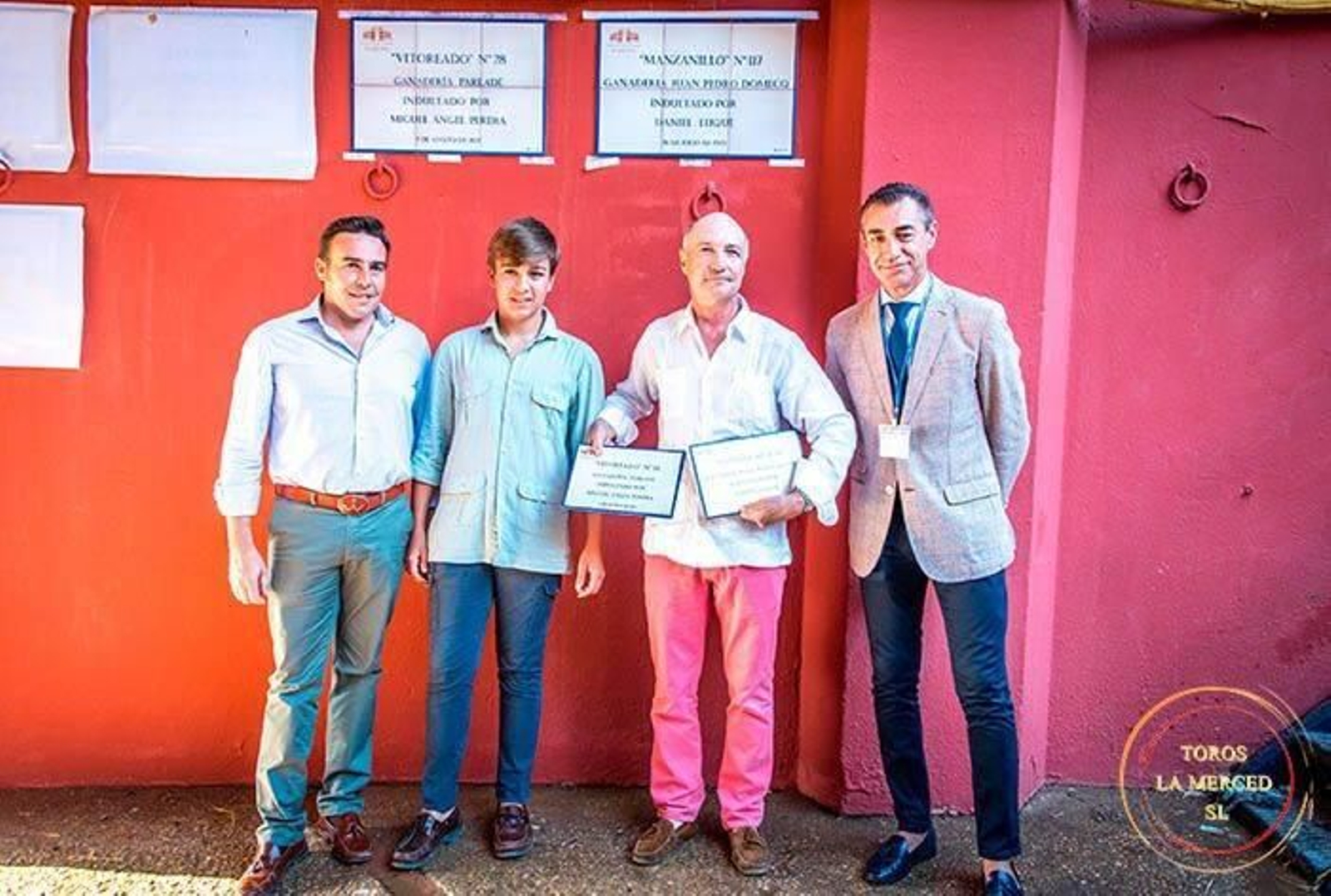 El prestigioso ganadero descubrió sendos azulejos que conmemoran los indultos de dos toros de su ganadería en Huelva.