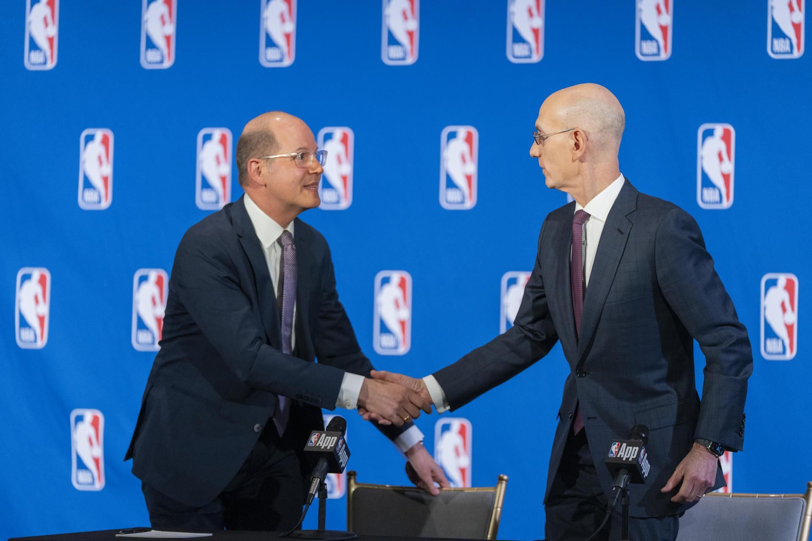 Andreas Zagklis y Adam Silver.