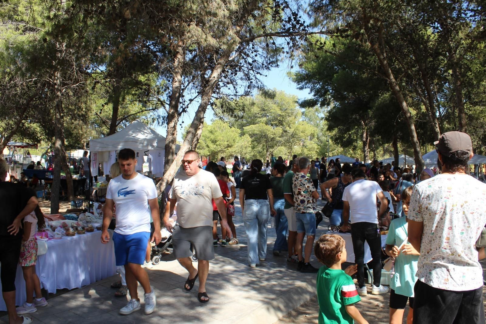 Así es el mercadillo artesanal mensual de Huércal de Almería, una tradición que se asienta