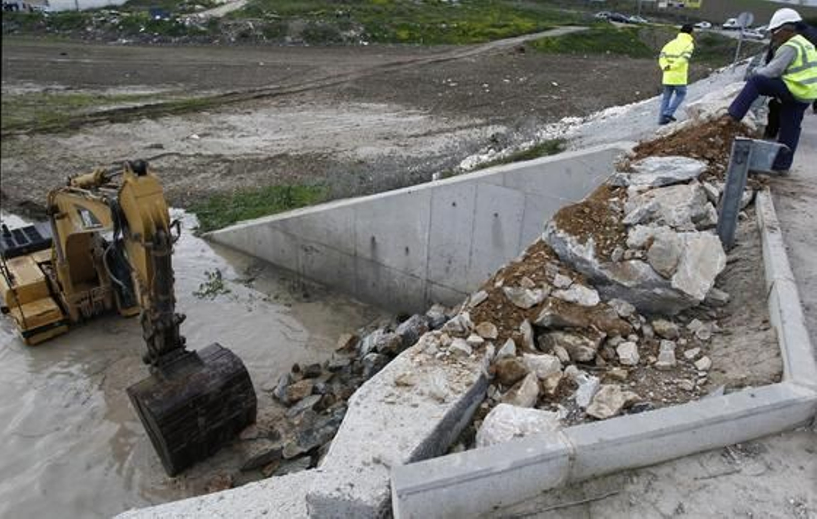 Los trabajadores construyen un muro de contención en el arroyo Argamasilla para prevenir un nuevo desbordamiento con las fuertes lluvias.   Foto: Antonio Pizarro