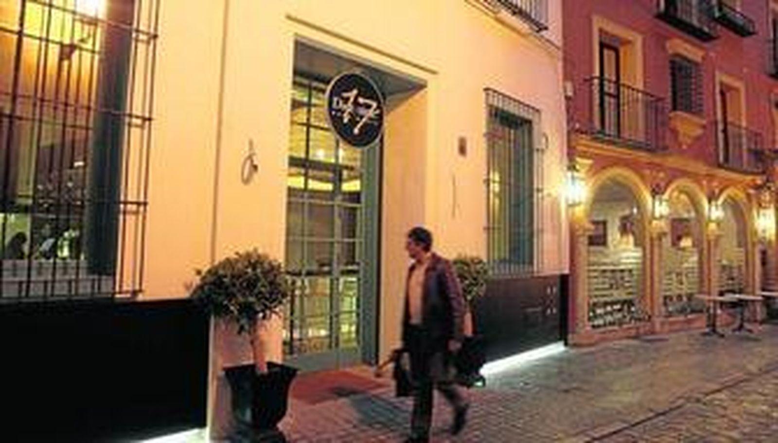 Cafetería y bar de copas en el número 17 de Don Remondo que forma parte del Hotel Doña María.