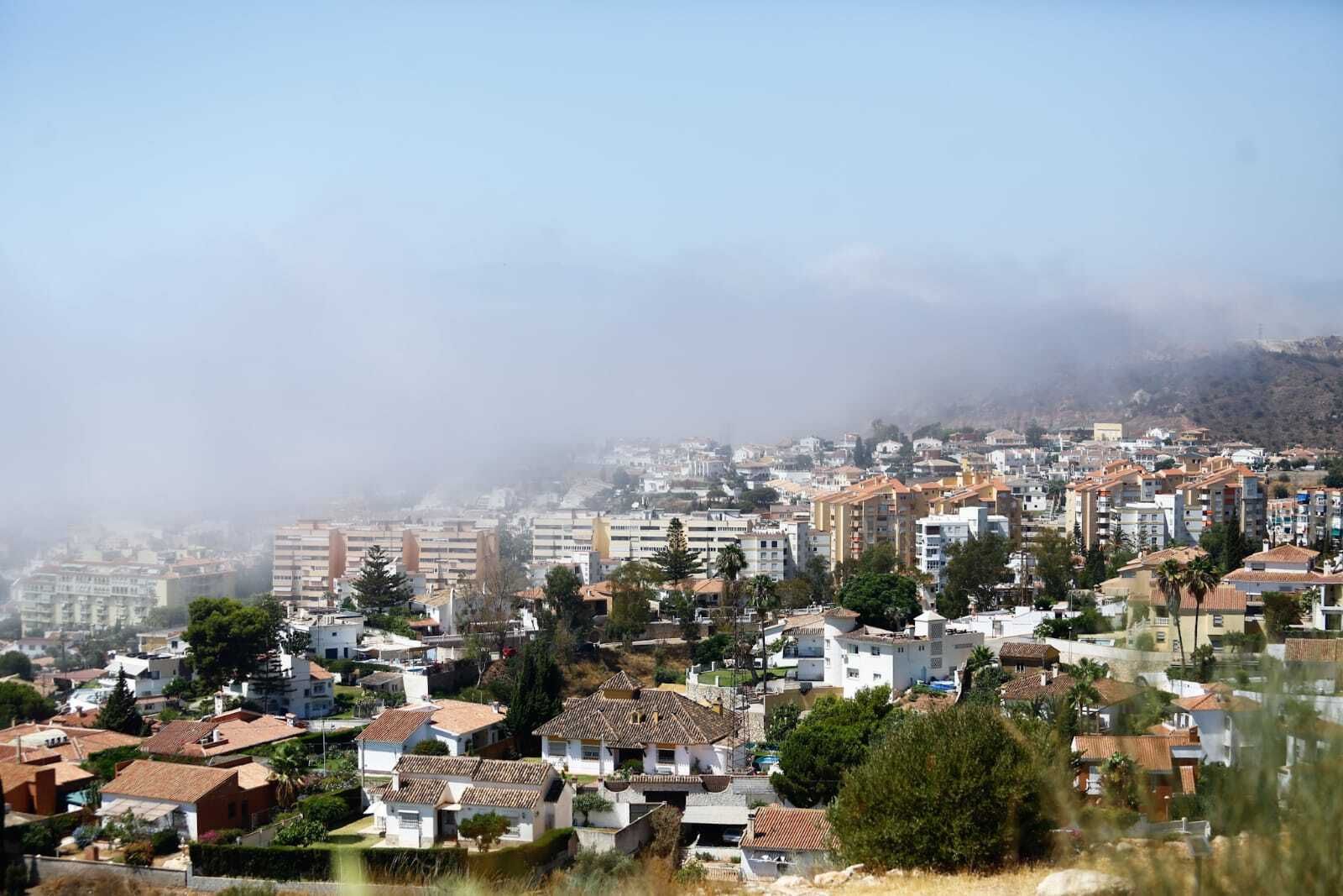 Fotos del taró que sume a Málaga bajo una densa niebla este lunes