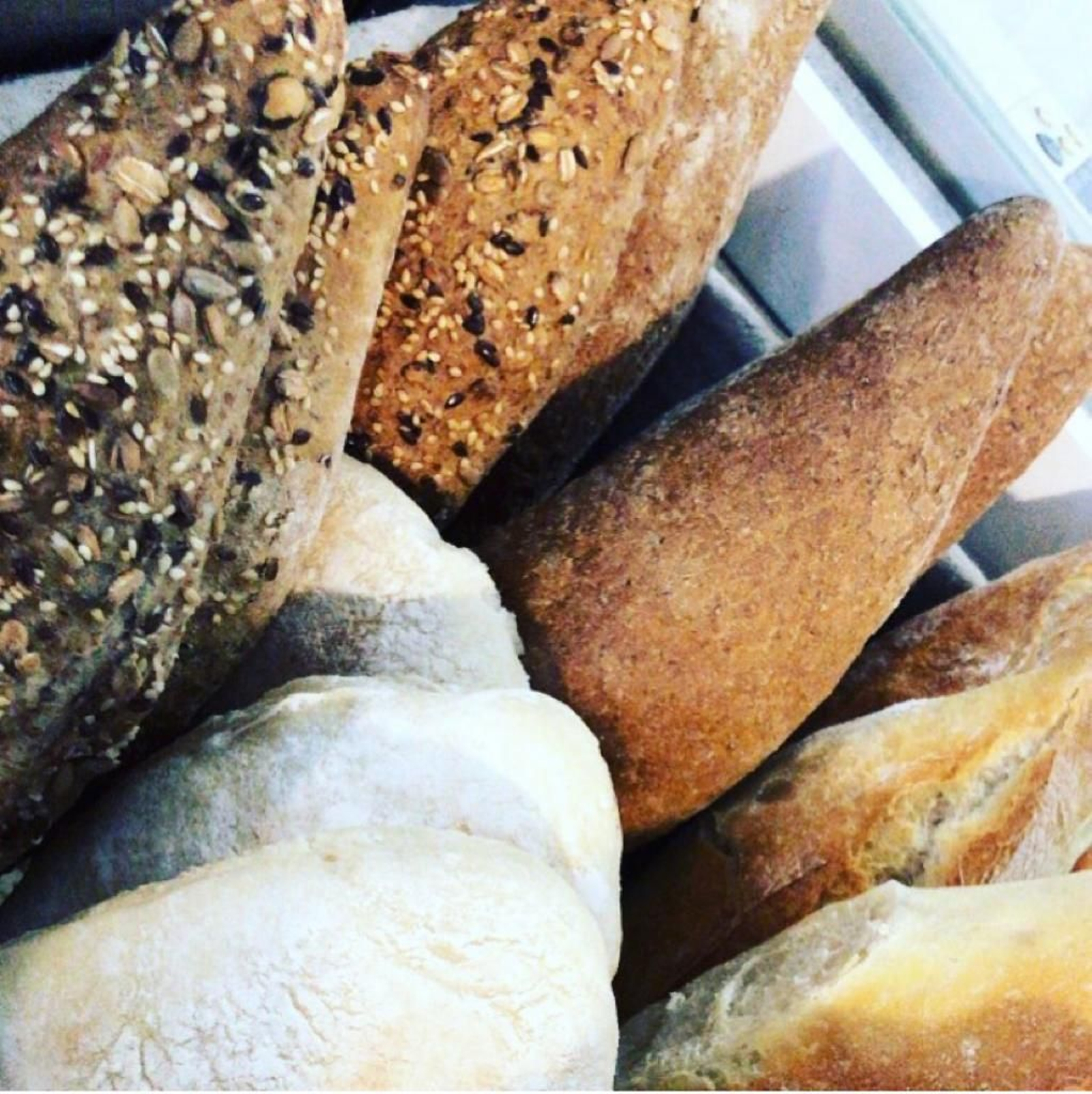 Apoyo al comercio local. La cafetería siempre ha apostado por los productos granadinos, las tostadas, meriendas y café son de proveedores locales.