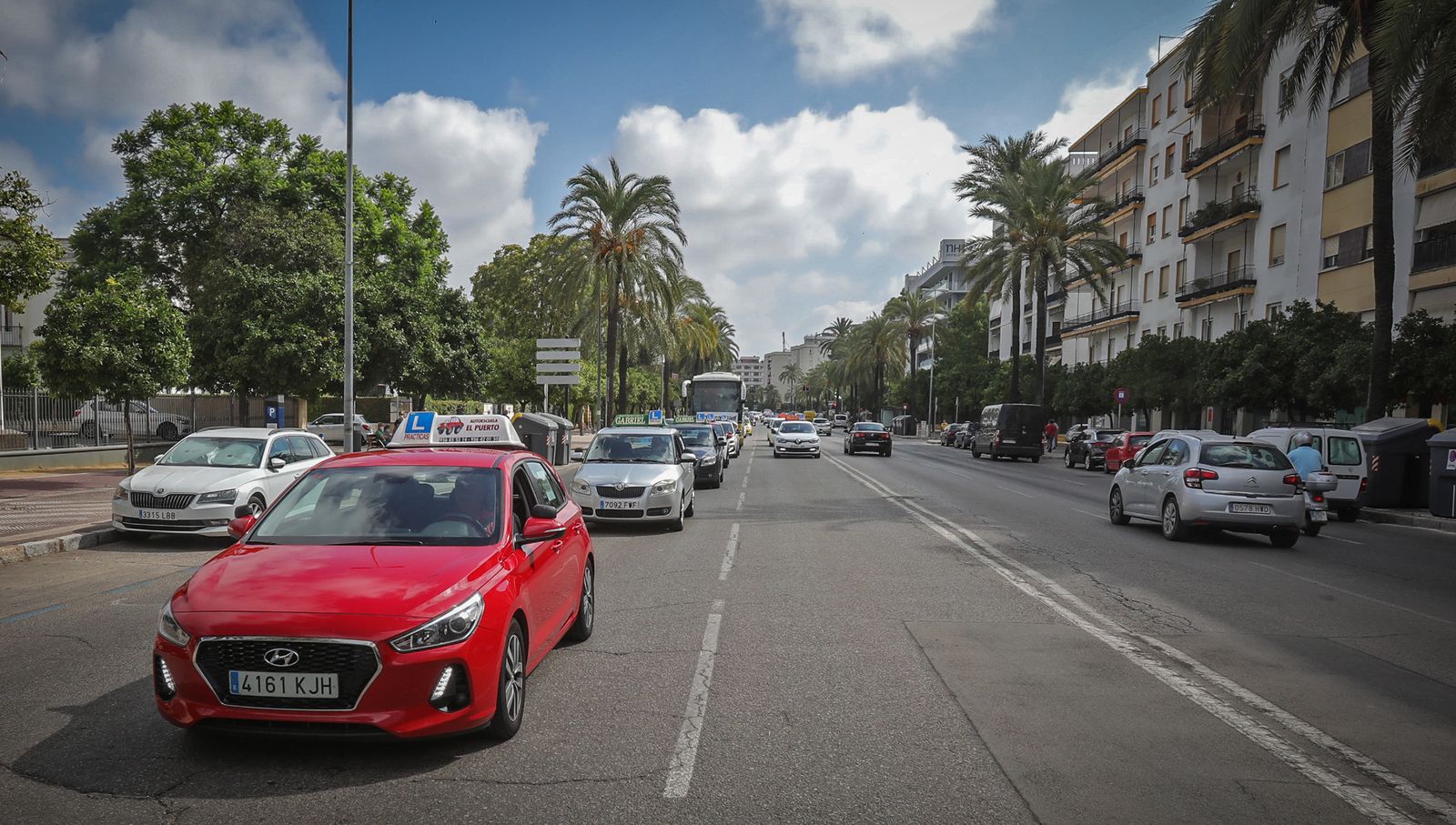 Imágenes de la caravana de protesta de las autoescuelas  por la falta de examinadores