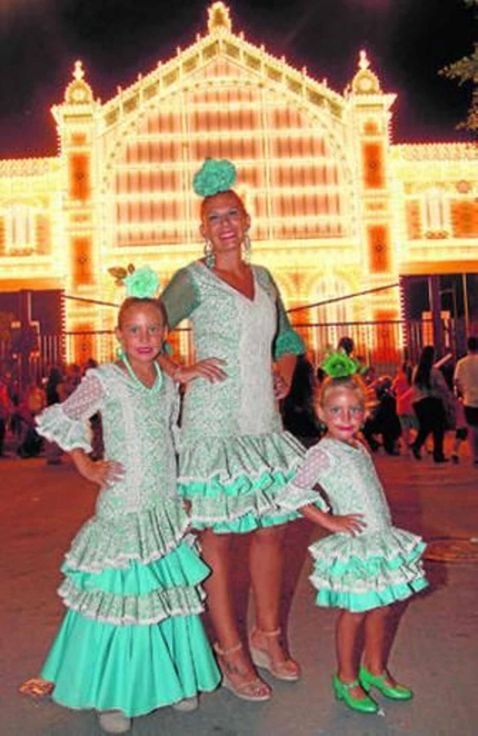 Ana Delgado y sus hijas Lucía y Sara, todas vestidas iguales con diseños de su abuela Ana.