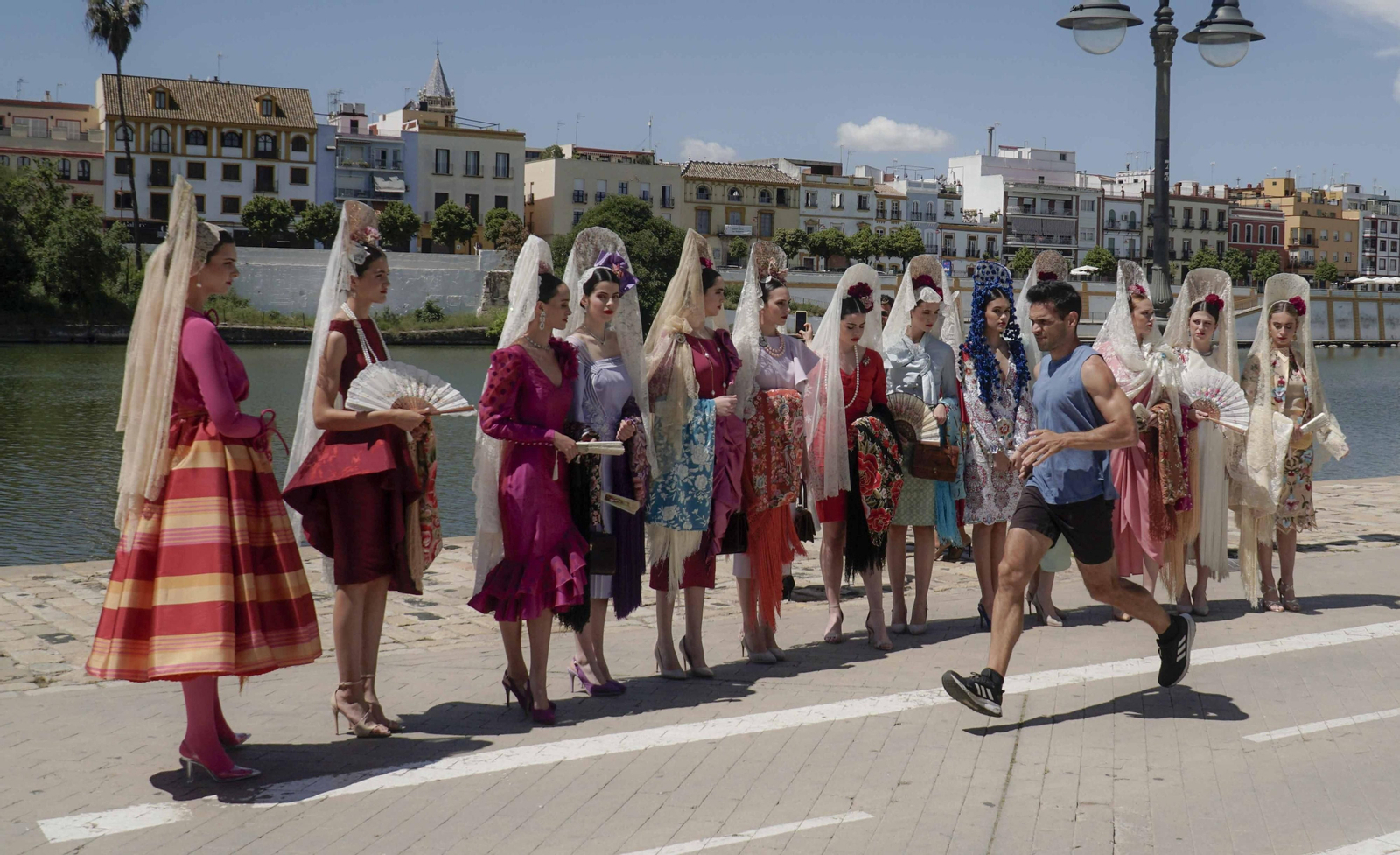 Desfile de mantillas blancas en la preferia