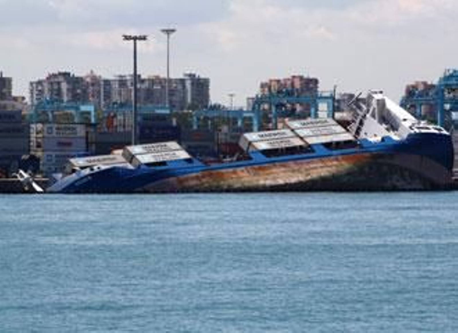 El lado de estribor del buque Deneb toca fondo en el puerto