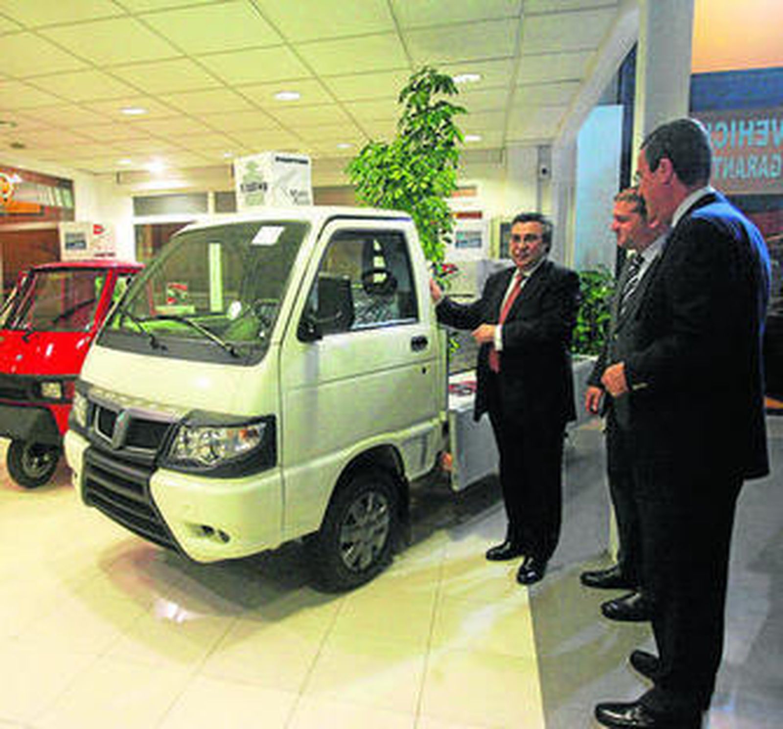 Un momento de la inauguración de la zona expositiva de Piaggio.