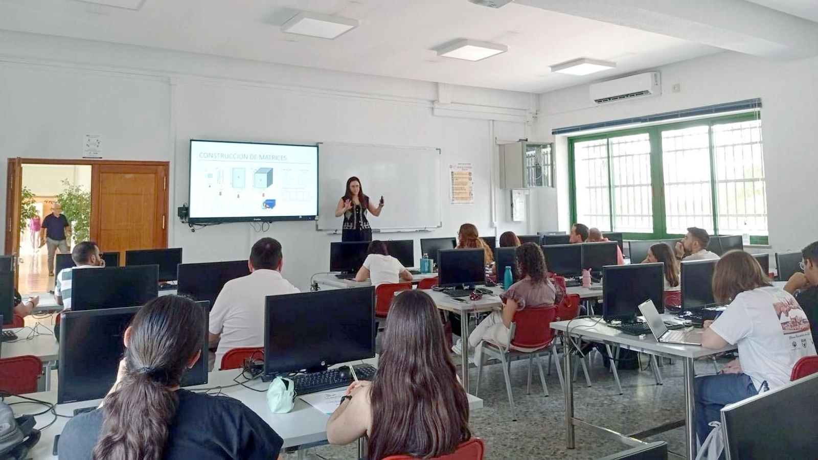 Clase en uno de los cursos de ceiA3.