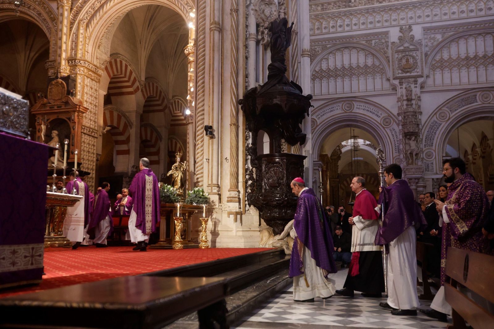 Las imágenes del funeral en Córdoba por las víctimas de la tragedia de Adamuz