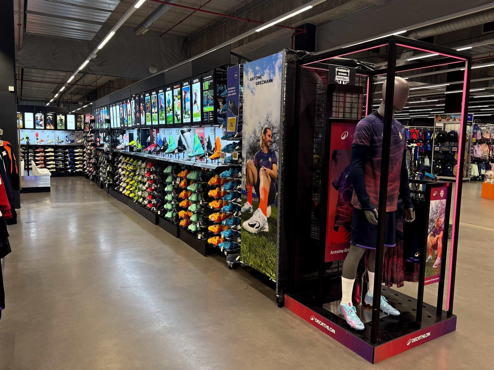 Imagen de una de las nuevas 'Pro Shops' de Decathlon. Imagen de una de las nuevas 'Pro Shops' de Decathlon.