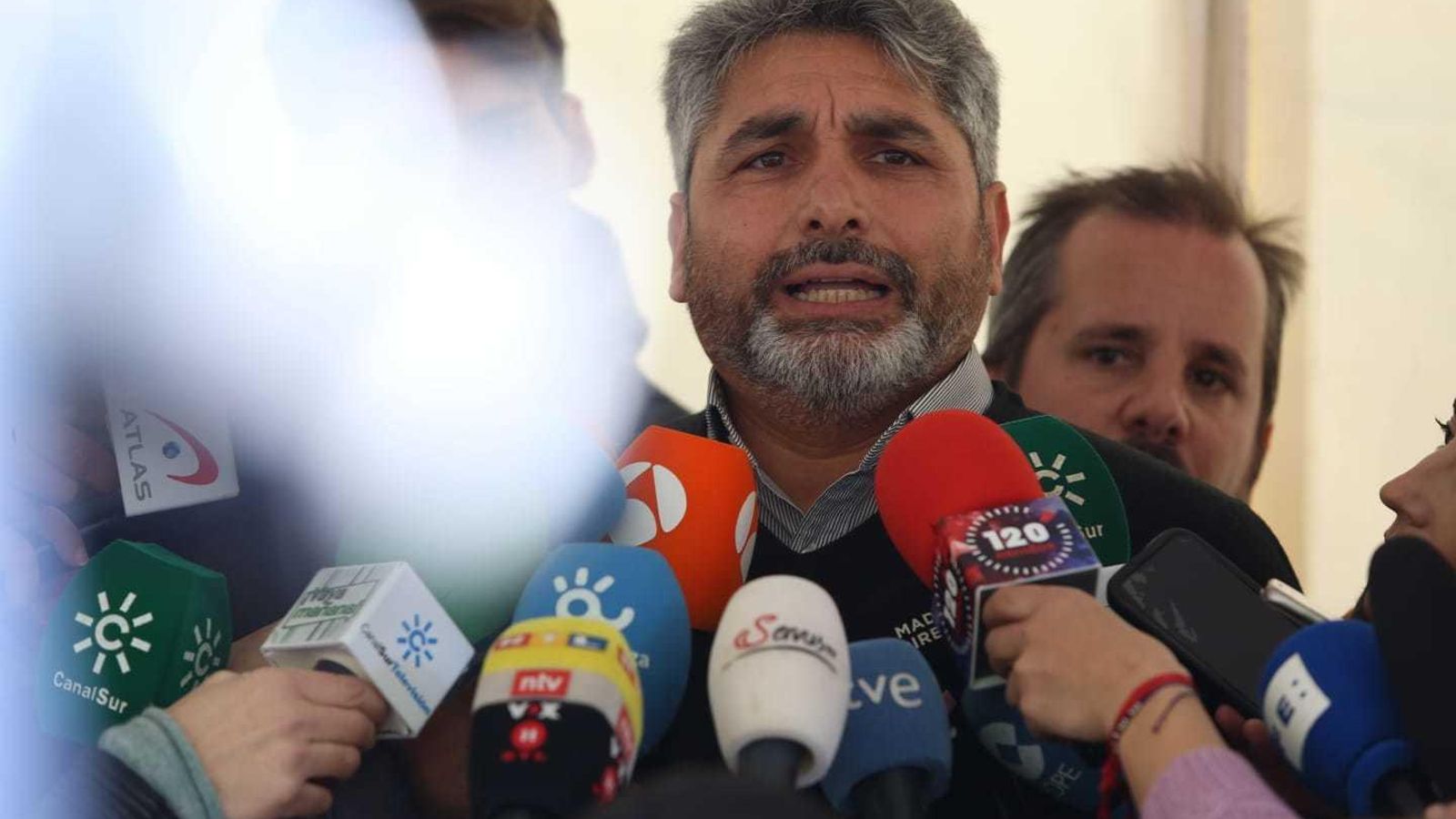 Juan José Cortés, atendiendo a los medios este jueves en Totalán. Juan José Cortés, atendiendo a los medios este jueves en Totalán.