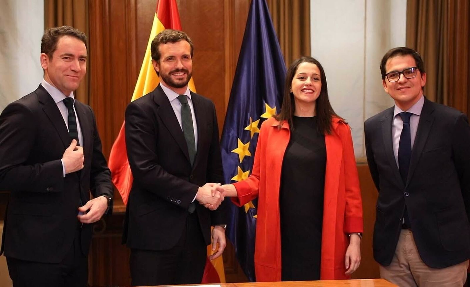 Pablo Casado e Inés Arrimadas se saludan ayer en presencia de Teodoro García Egea y José María Espejo-Saavedra.