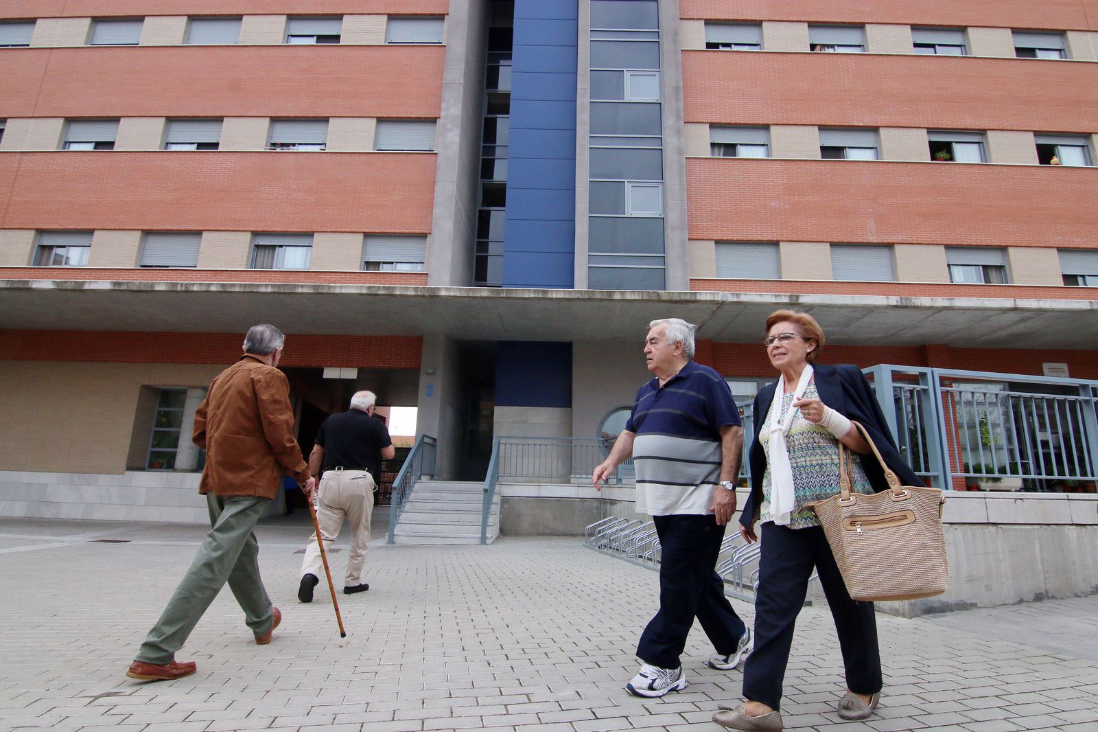 Residentes de los apartamentos para mayores en Sama Naharro antes de la pandemia.